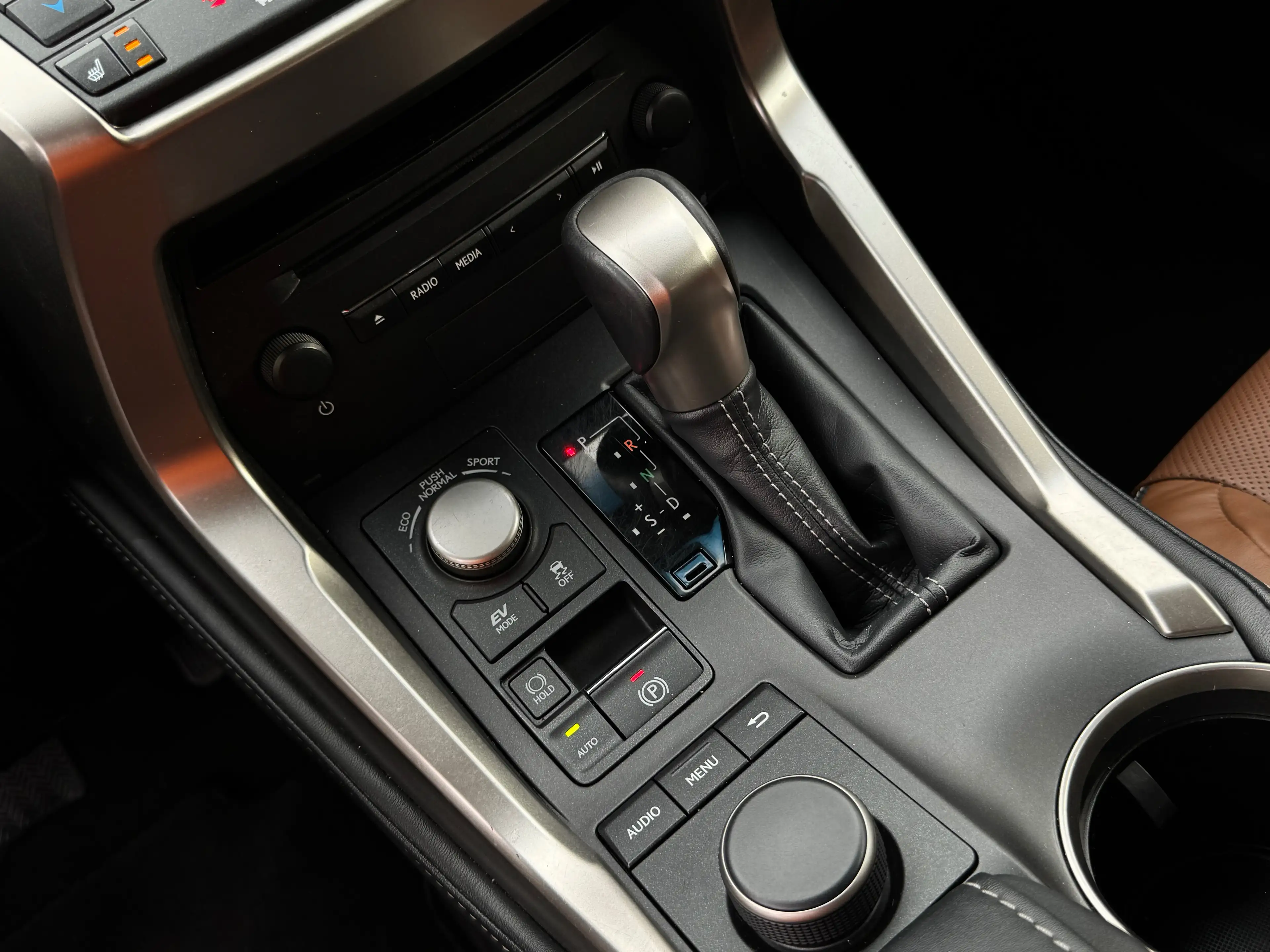 Lexus NX 300h 2.5i HYBRID / BOITE AUTO / FULLOPTIONS / 1PROP CARNET LEXUS — photo 11