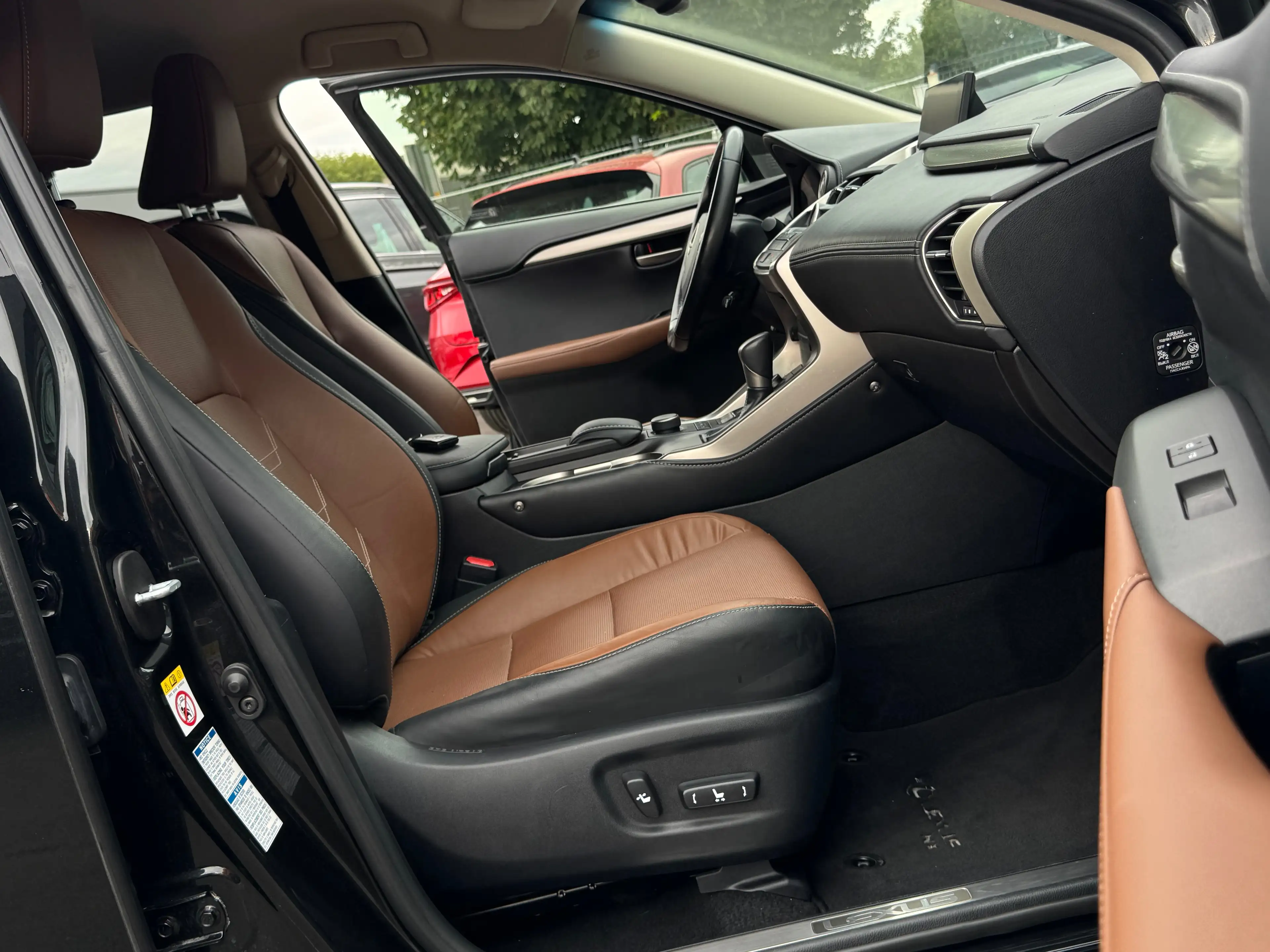 Lexus NX 300h 2.5i HYBRID / BOITE AUTO / FULLOPTIONS / 1PROP CARNET LEXUS — photo 8