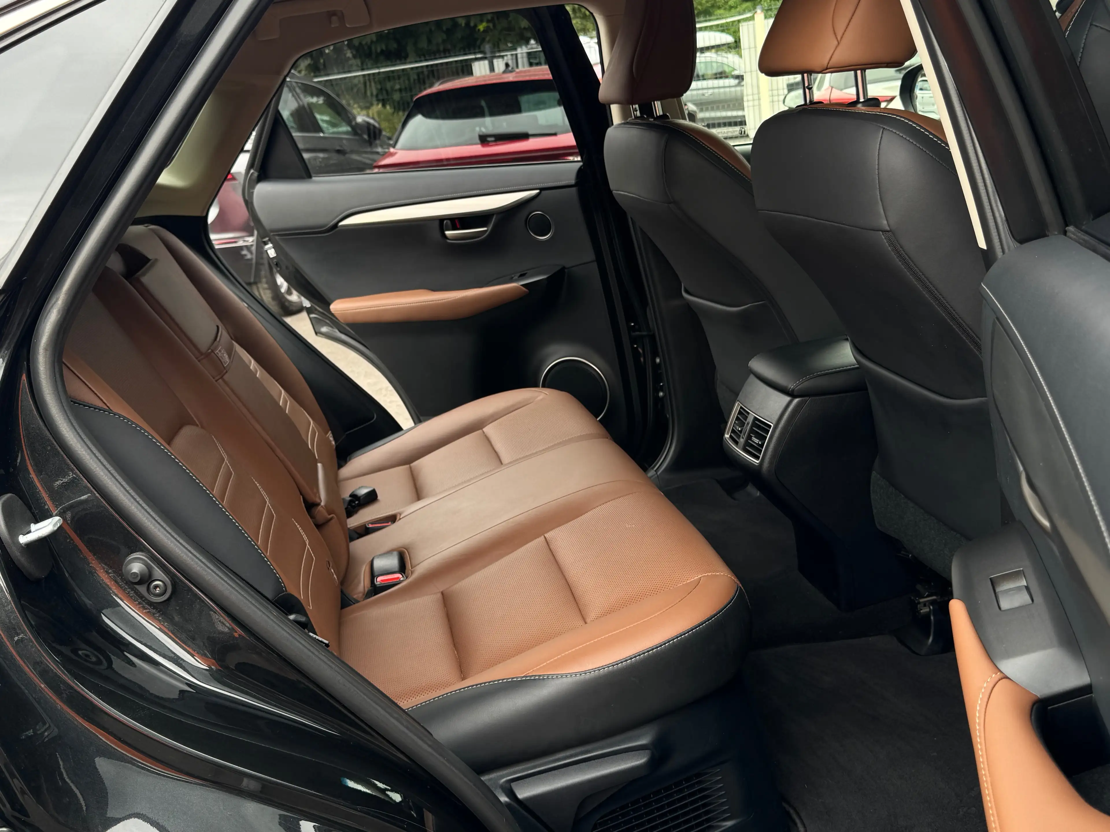 Lexus NX 300h 2.5i HYBRID / BOITE AUTO / FULLOPTIONS / 1PROP CARNET LEXUS — photo 9