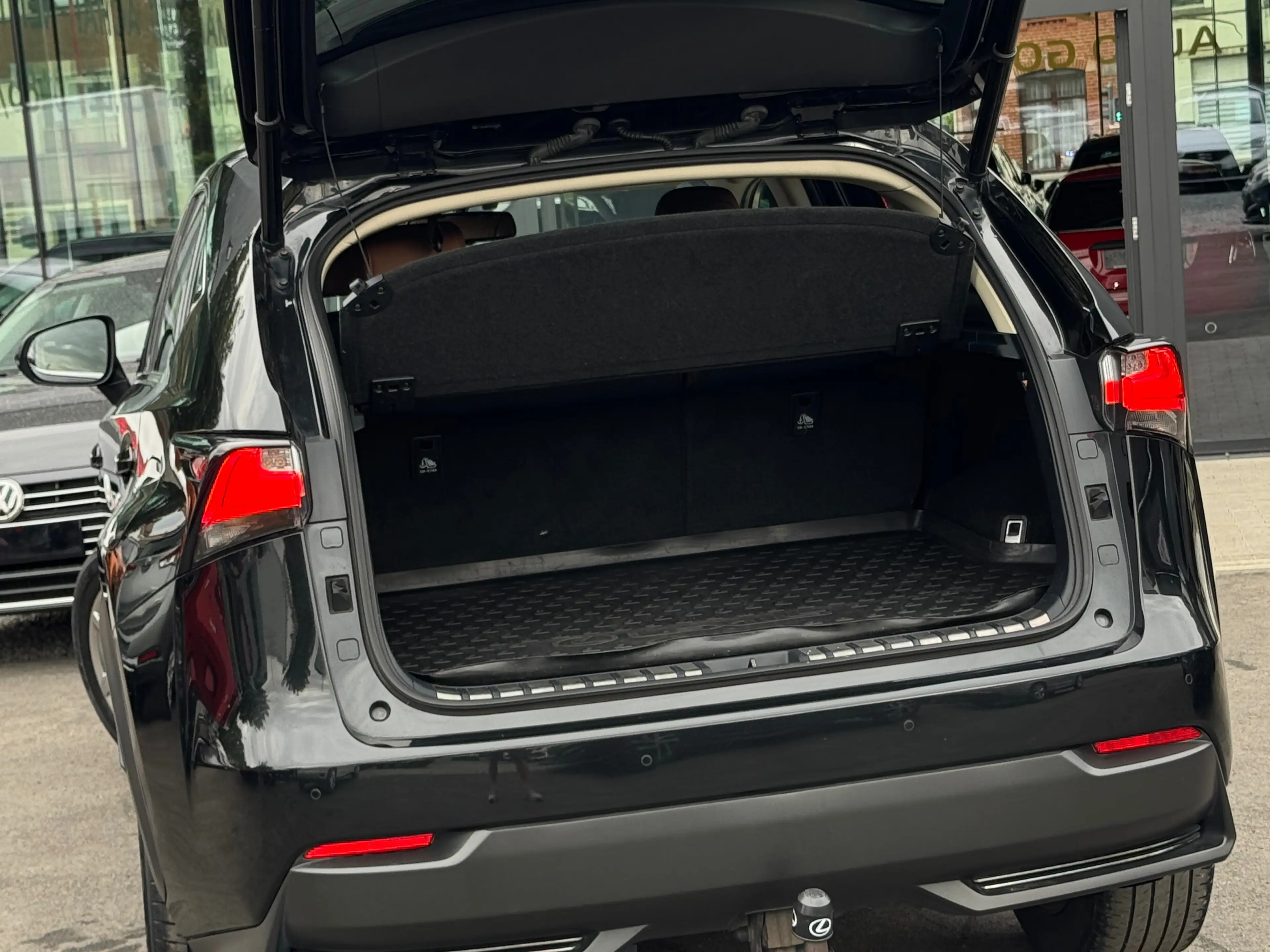 Lexus NX 300h 2.5i HYBRID / BOITE AUTO / FULLOPTIONS / 1PROP CARNET LEXUS — photo 5