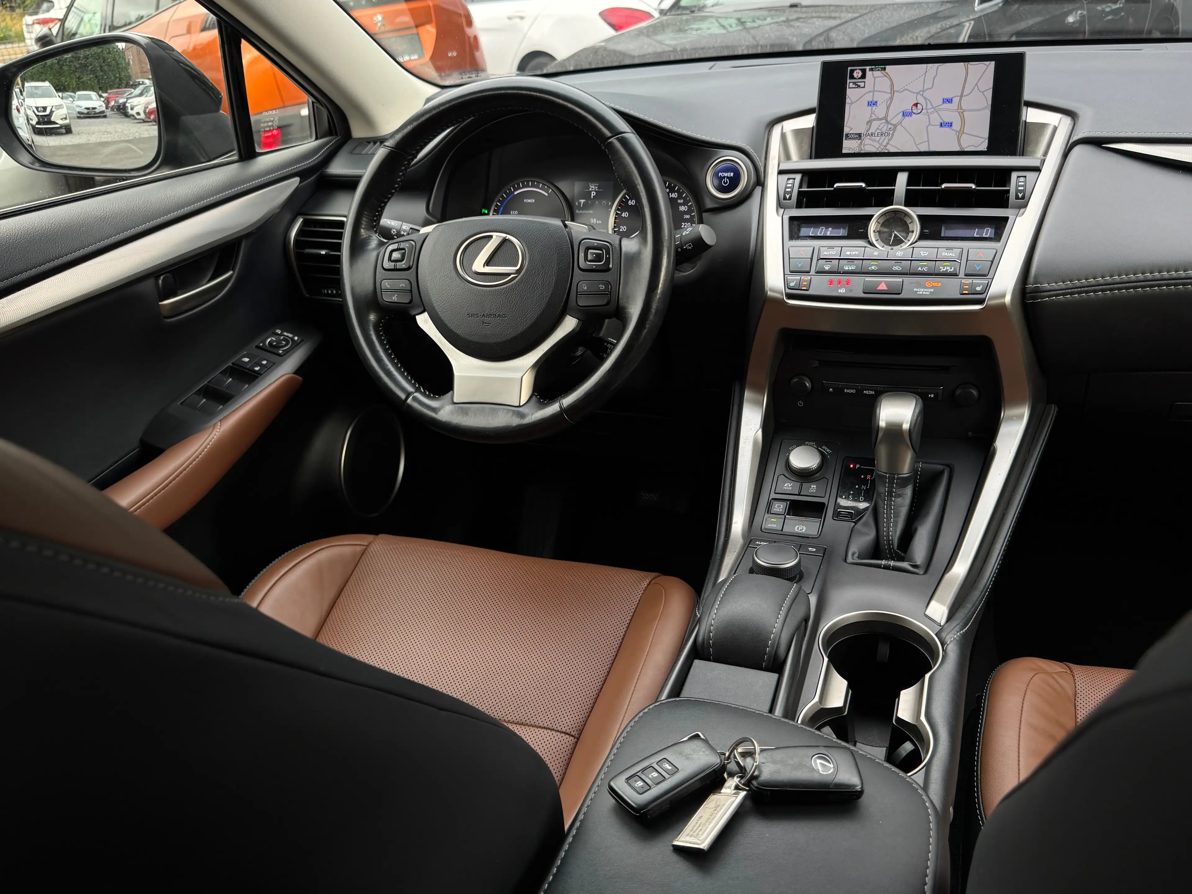 Lexus NX 300h 2.5i HYBRID / BOITE AUTO / FULLOPTIONS / 1PROP CARNET LEXUS — photo 10