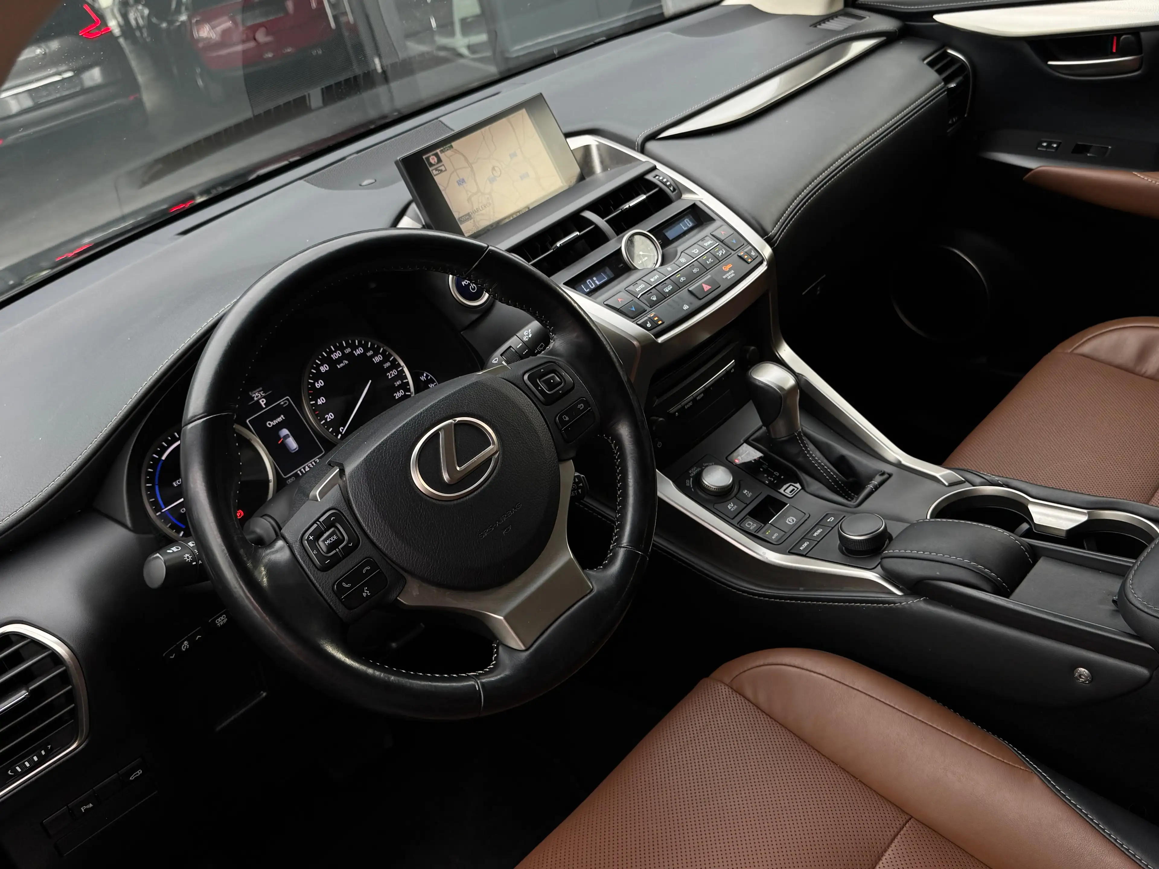 Lexus NX 300h 2.5i HYBRID / BOITE AUTO / FULLOPTIONS / 1PROP CARNET LEXUS — photo 7