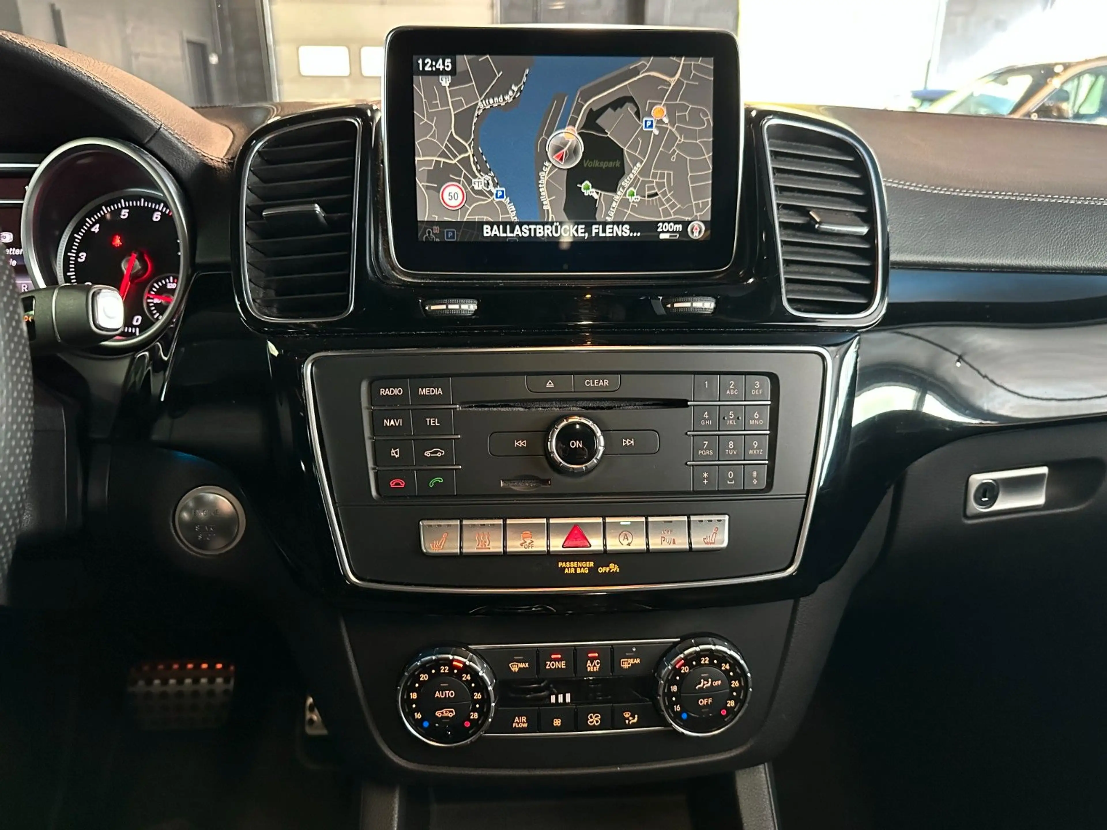 Mercedes-Benz GL 500 4Matic AMG*ACC*AirMatic*AHK*Pano — photo 15