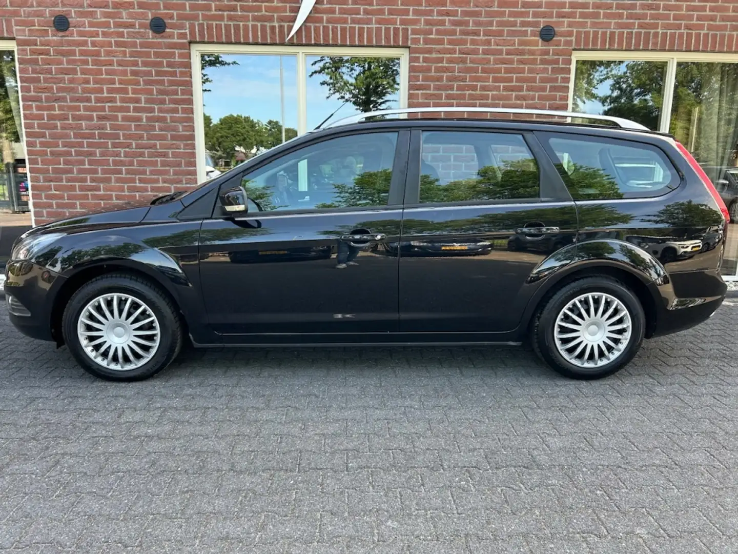 Ford Focus Wagon 1.8 Titanium Flex.F. NIEUWE APK / TREKHAAK / Zwart - 2