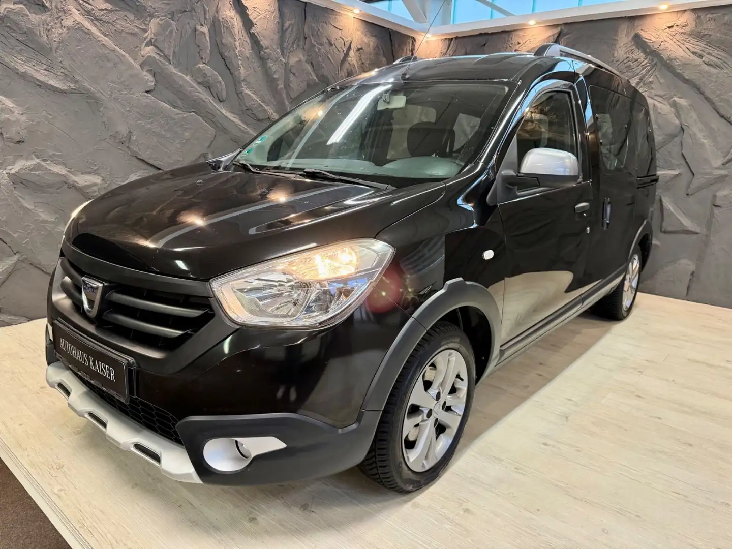 Dacia Dokker Stepway 1.2/NAVI/KLIMAAUTO/SHZ/TOP ZUSTAN Černá - 1