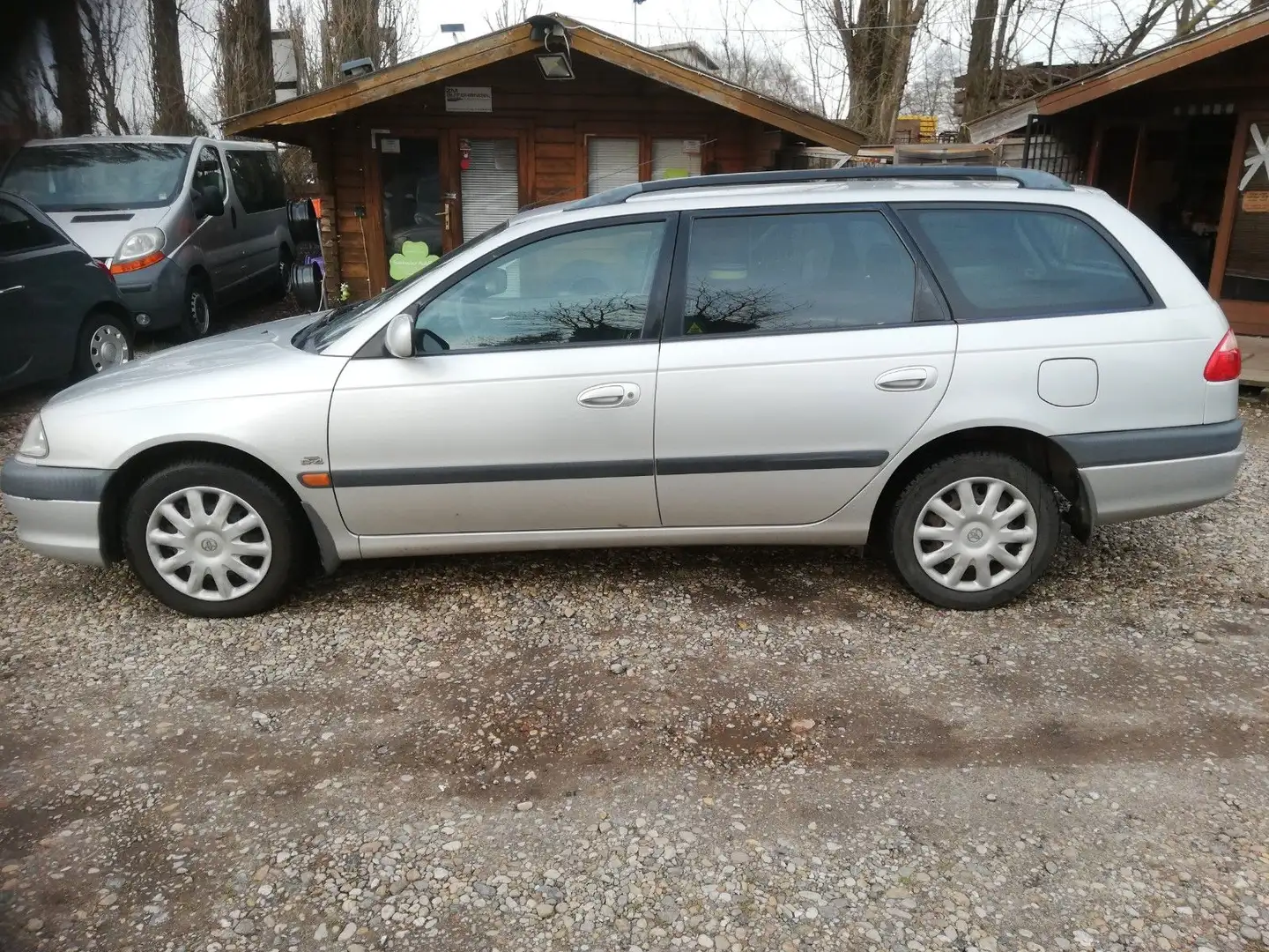 Toyota Avensis 2.0 linea sol Auto Stříbrná - 2