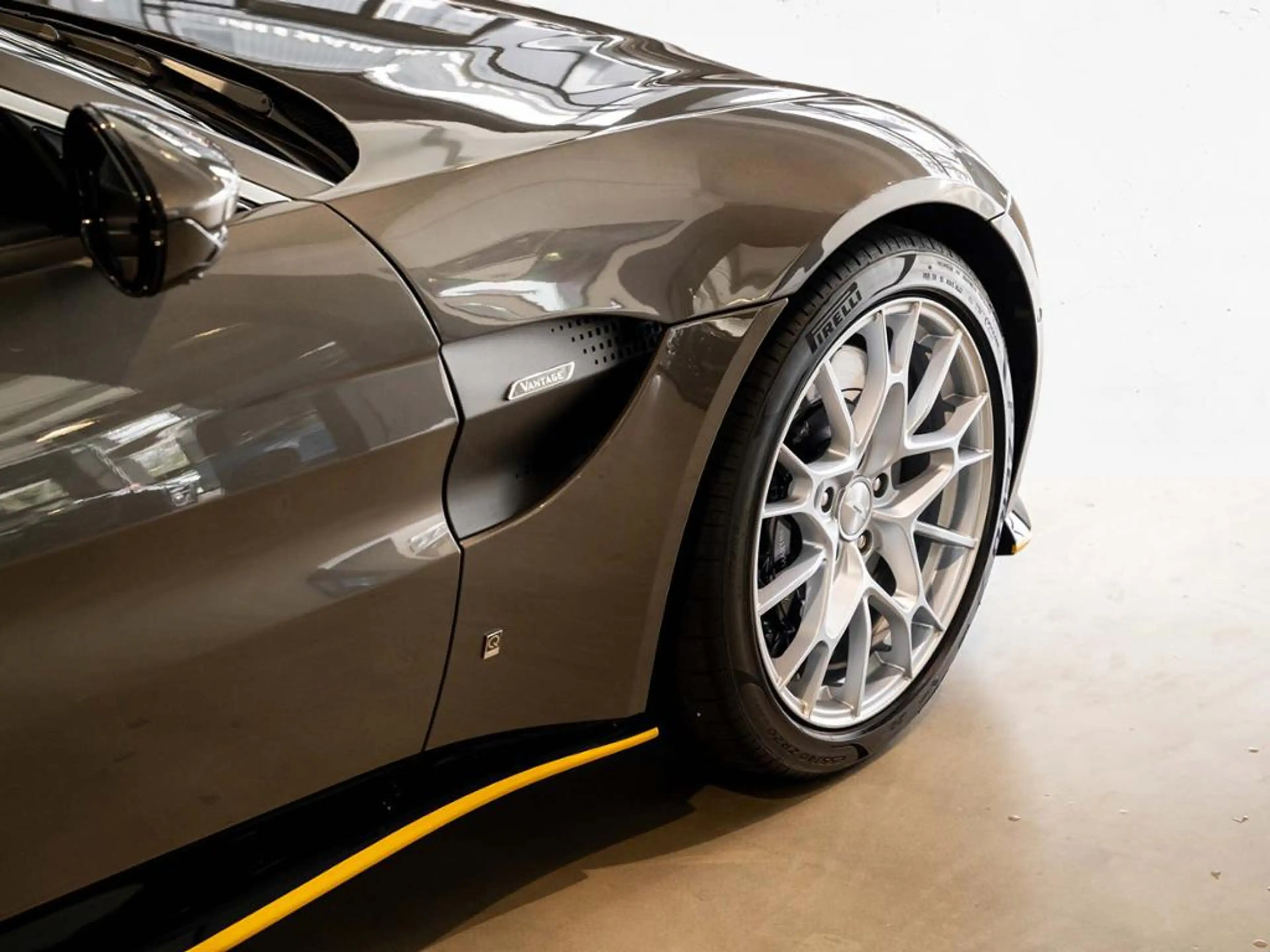 Aston Martin V8 Vantage Coupe 007 Editiion 1 of 100 Aston Martin H — photo 10
