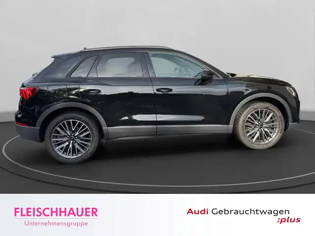 Audi Q3 view 8