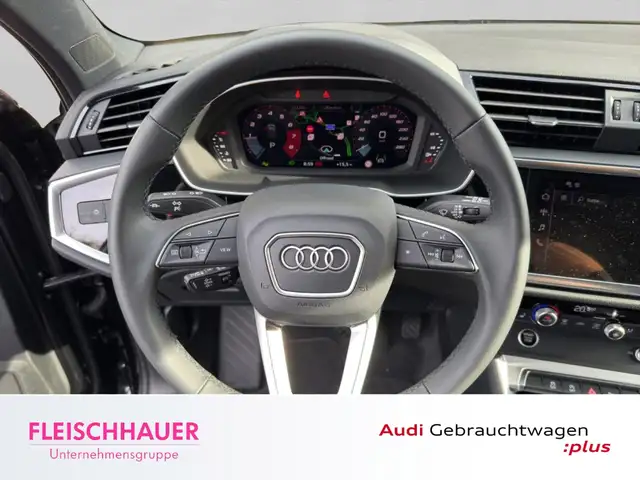 Audi Q3 view 11