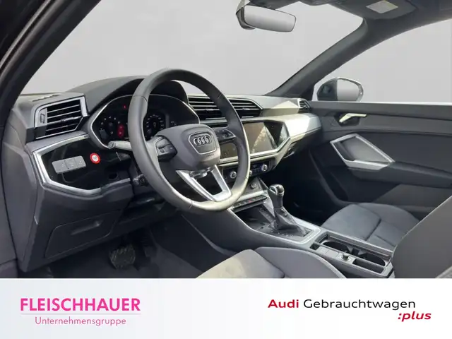 Audi Q3 view 10