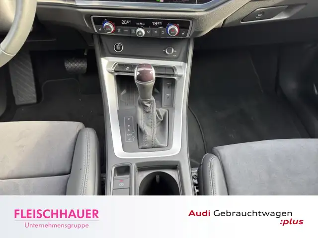 Audi Q3 view 15