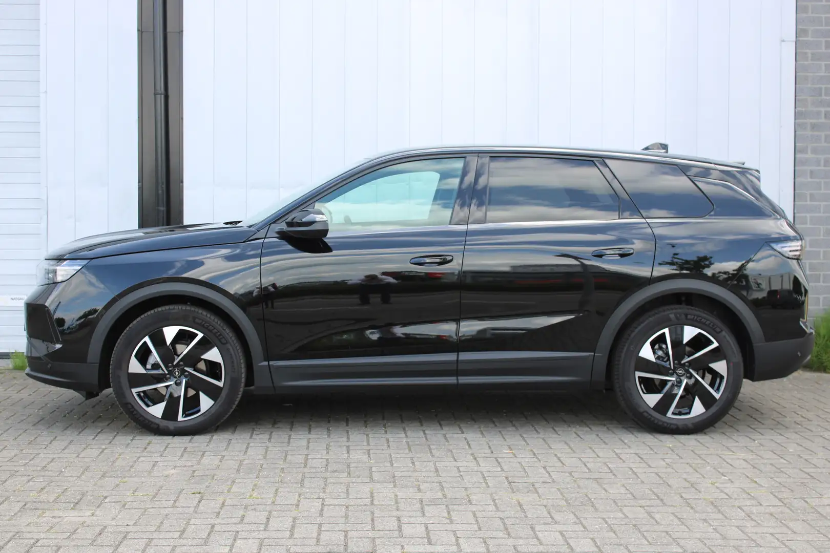 Opel Grandland 1.2 Turbo Hybrid GS / Navigatie / Camera / Stuur - Zwart - 2