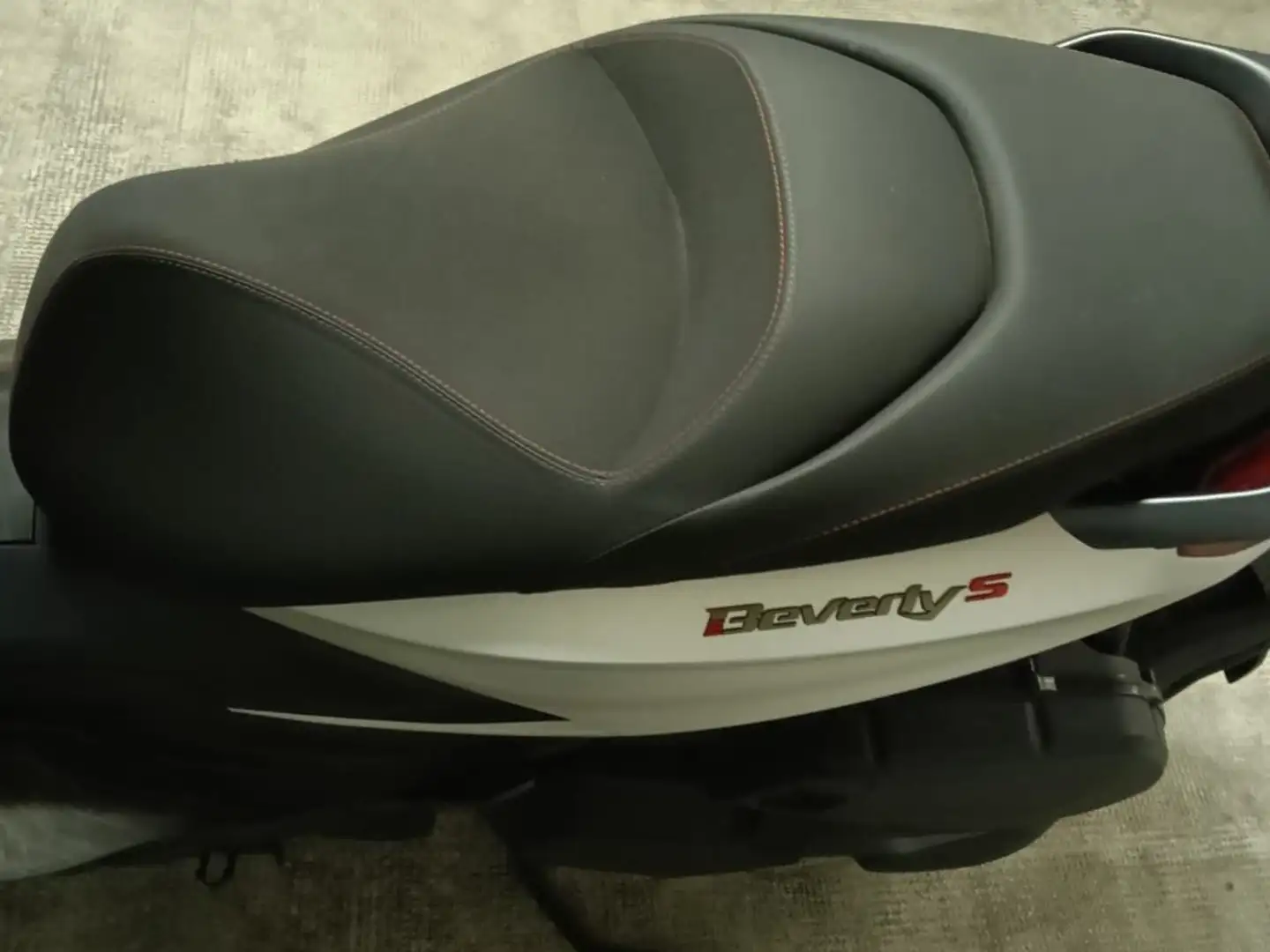 Piaggio Beverly 400 S Stříbrná - 2