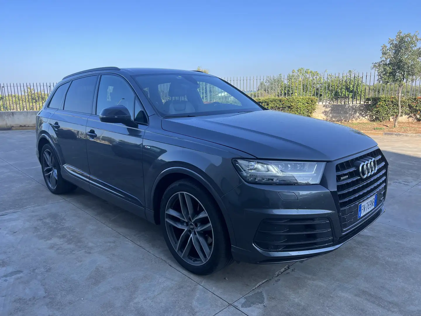 Audi Q7 3.0 tdi Sport Plus quattro tiptronic Gris - 2