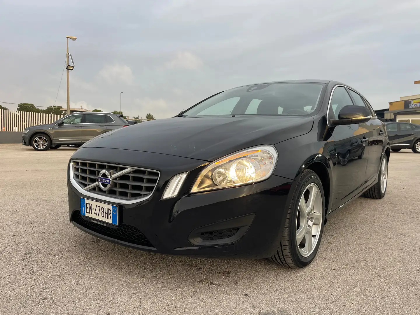 Volvo V60 V60 2.0 d3 Momentum 136cv geartronic Nero - 1
