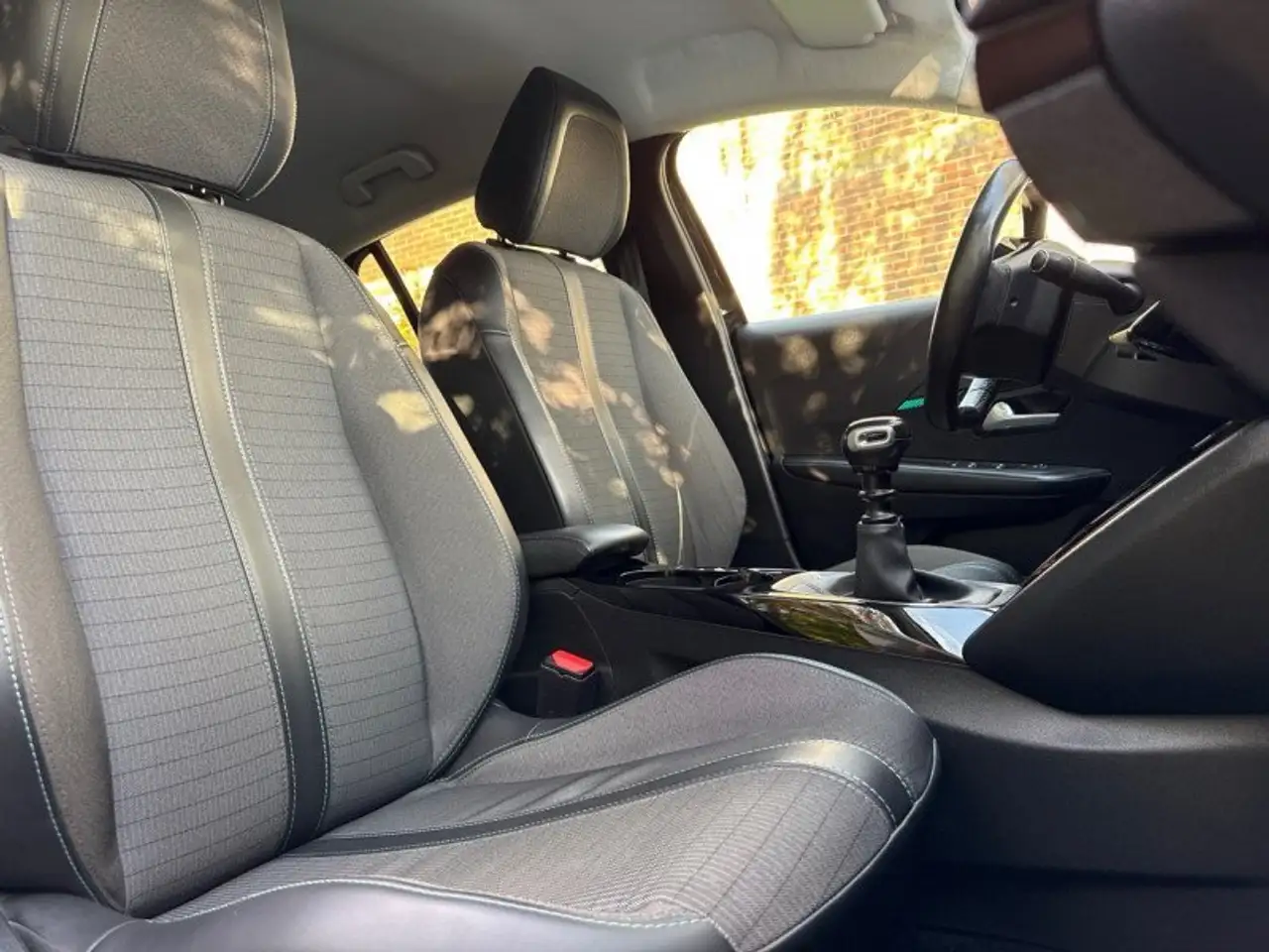 Peugeot 208 208 — photo 18