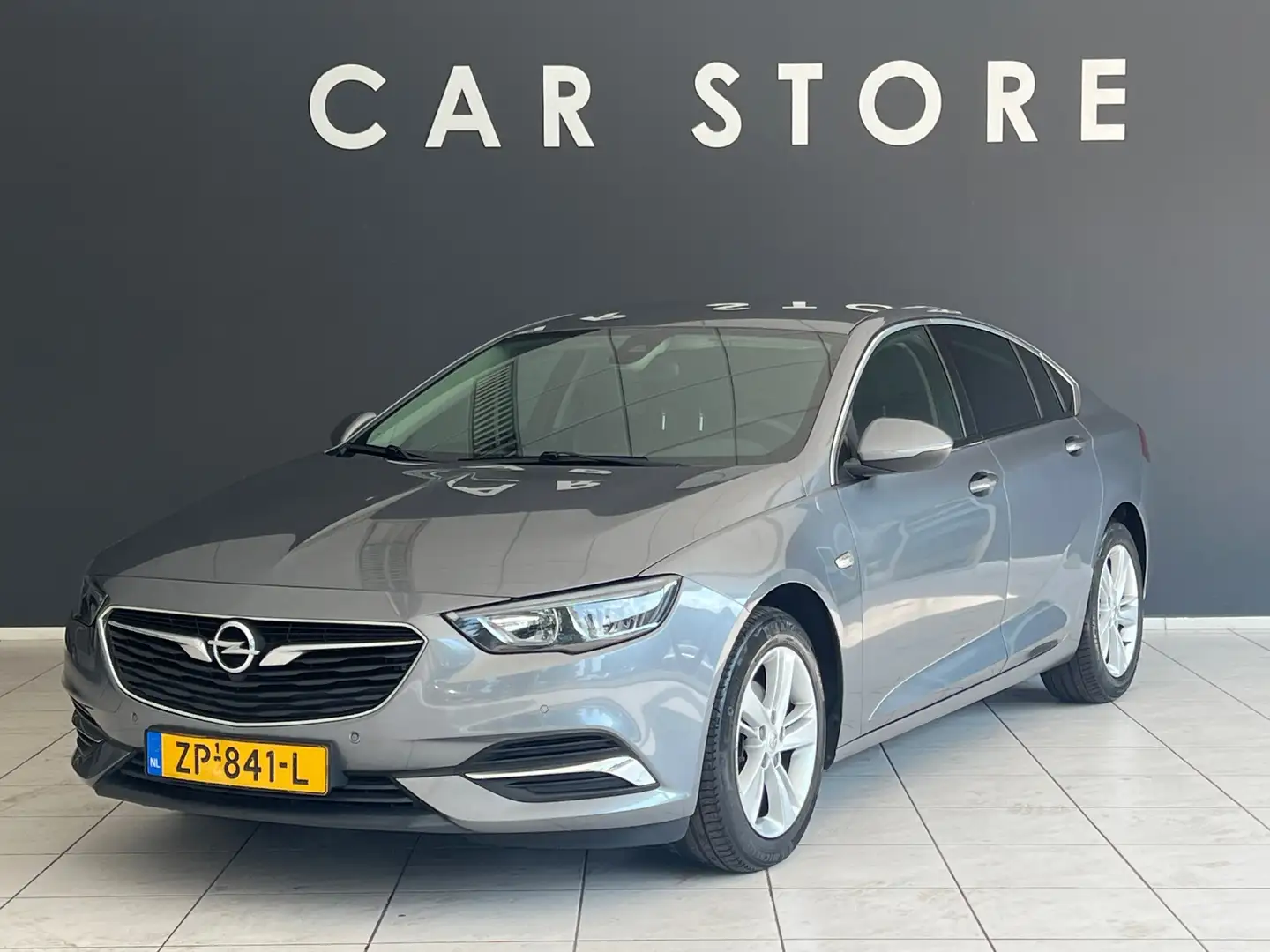 Opel Insignia Grand Sport 1.5 Turbo Business Executive AUTOMAAT Grijs - 1