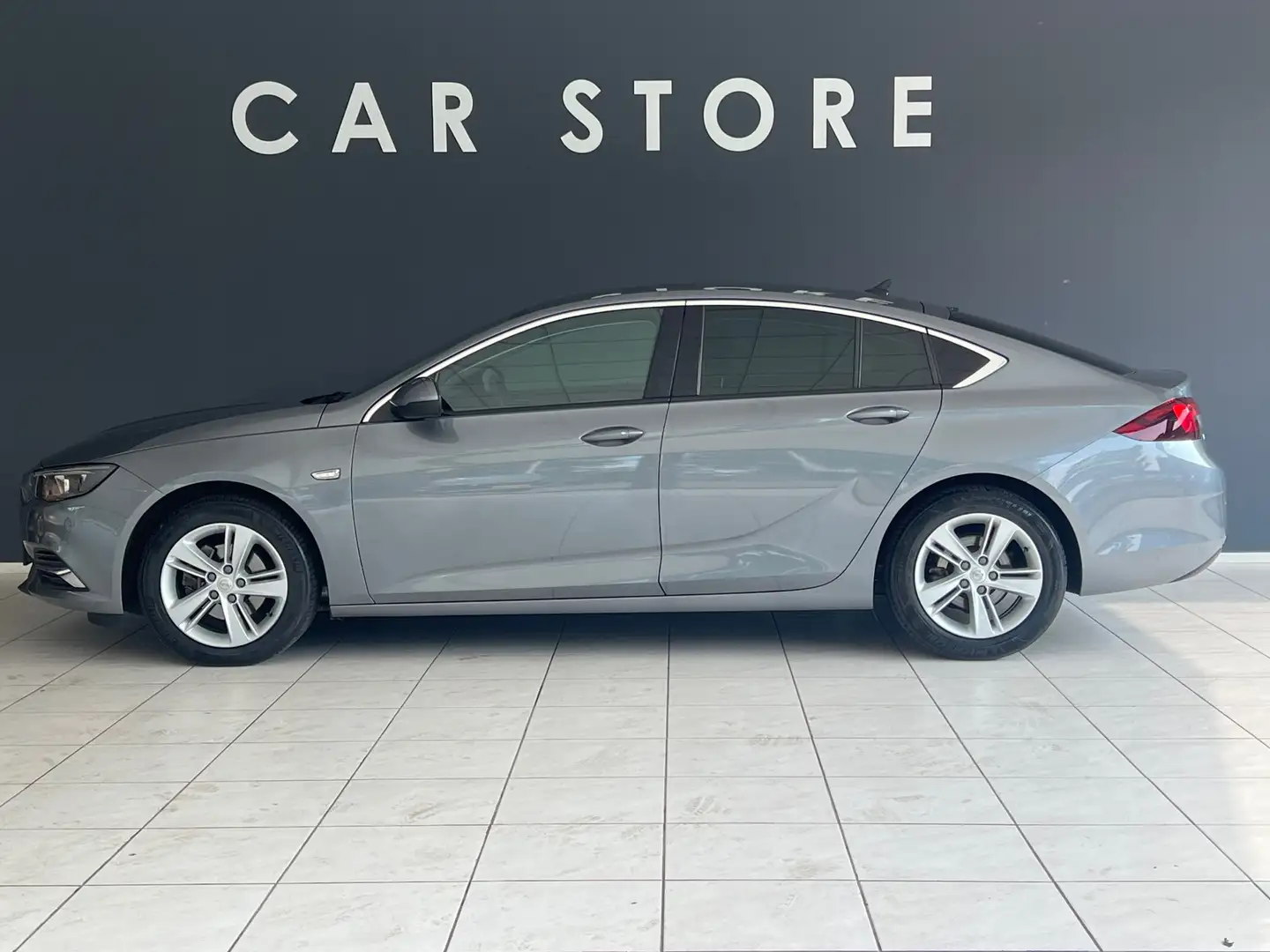 Opel Insignia Grand Sport 1.5 Turbo Business Executive AUTOMAAT Grijs - 2