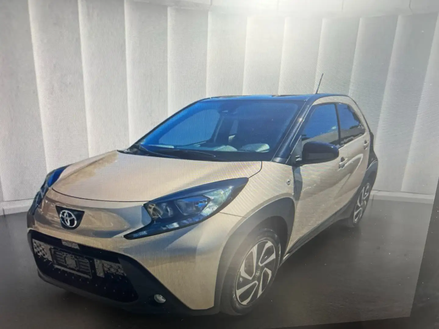 Toyota Aygo X Aygo X 1.0 JBL Special Edition 72cv ORO TETTO NERO Beige - 1