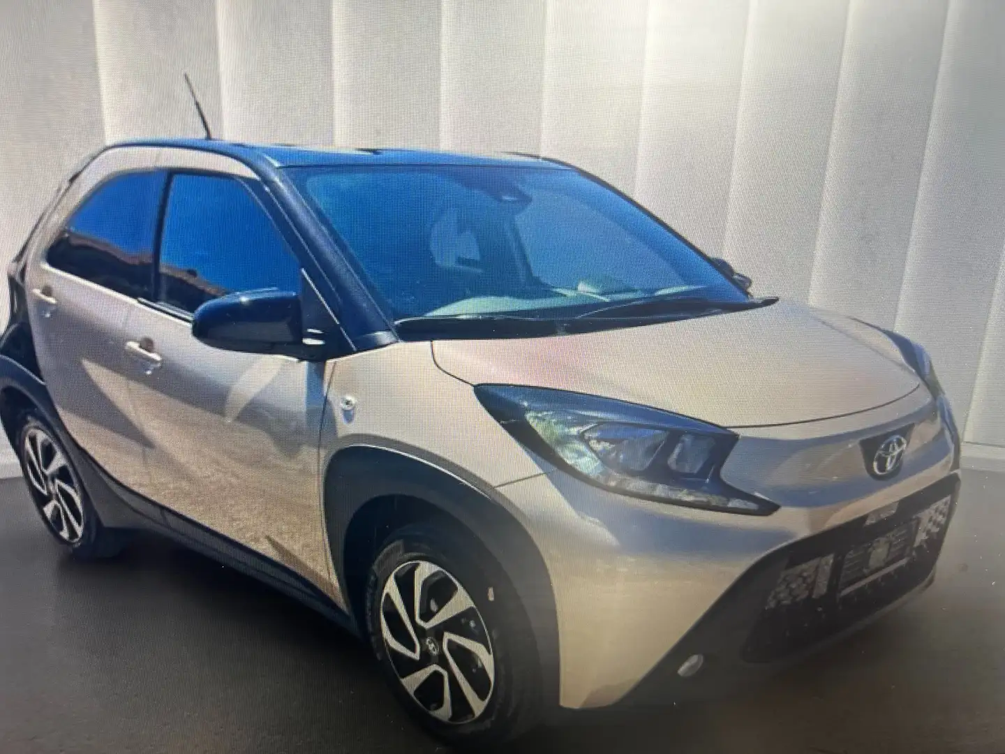 Toyota Aygo X Aygo X 1.0 JBL Special Edition 72cv ORO TETTO NERO Beige - 2