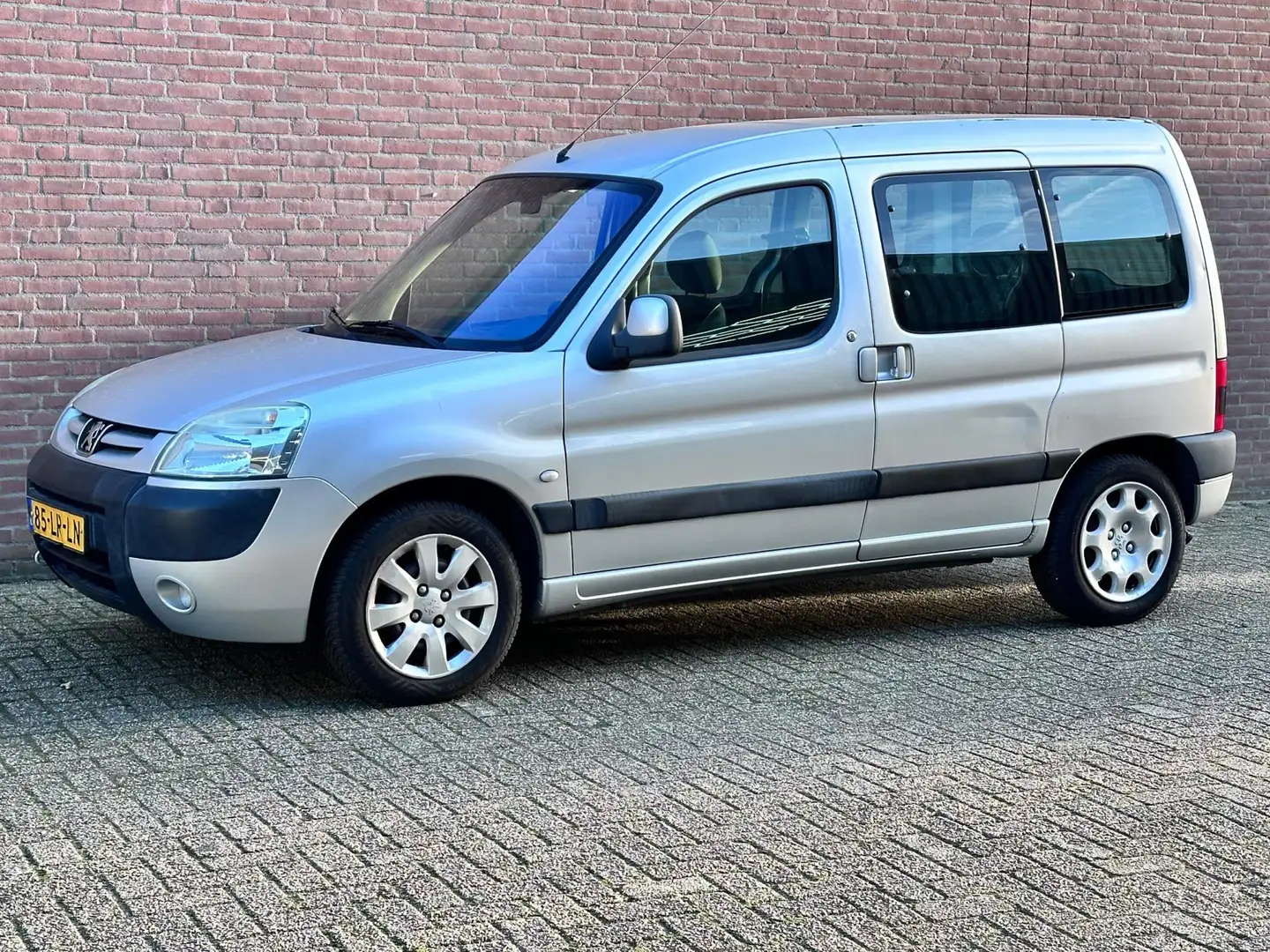 Peugeot Partner MPV 1.6-16V XT incl historie Distr Riem vervangen Grijs - 1
