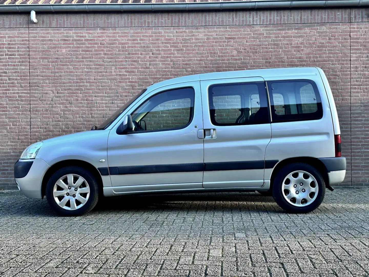 Peugeot Partner MPV 1.6-16V XT incl historie Distr Riem vervangen Grijs - 2
