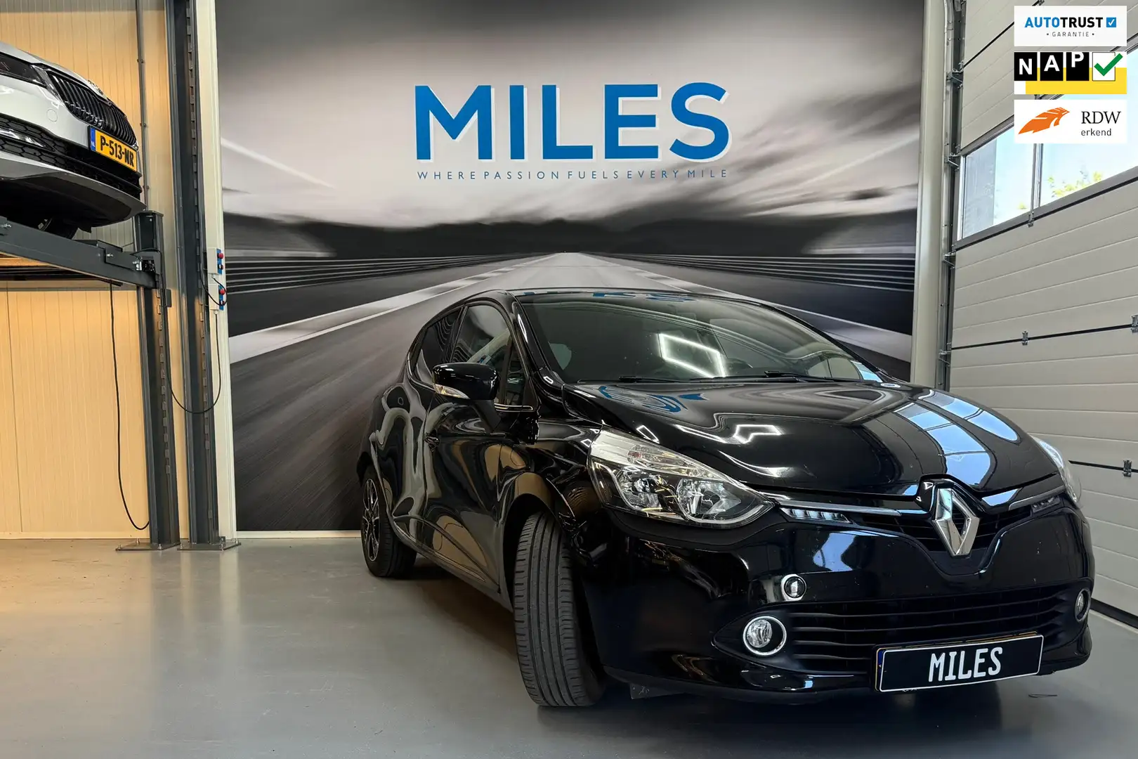 Renault Clio 0.9 TCe ECO Night&Day Incl 1 jaar Autotrust Garant Zwart - 1