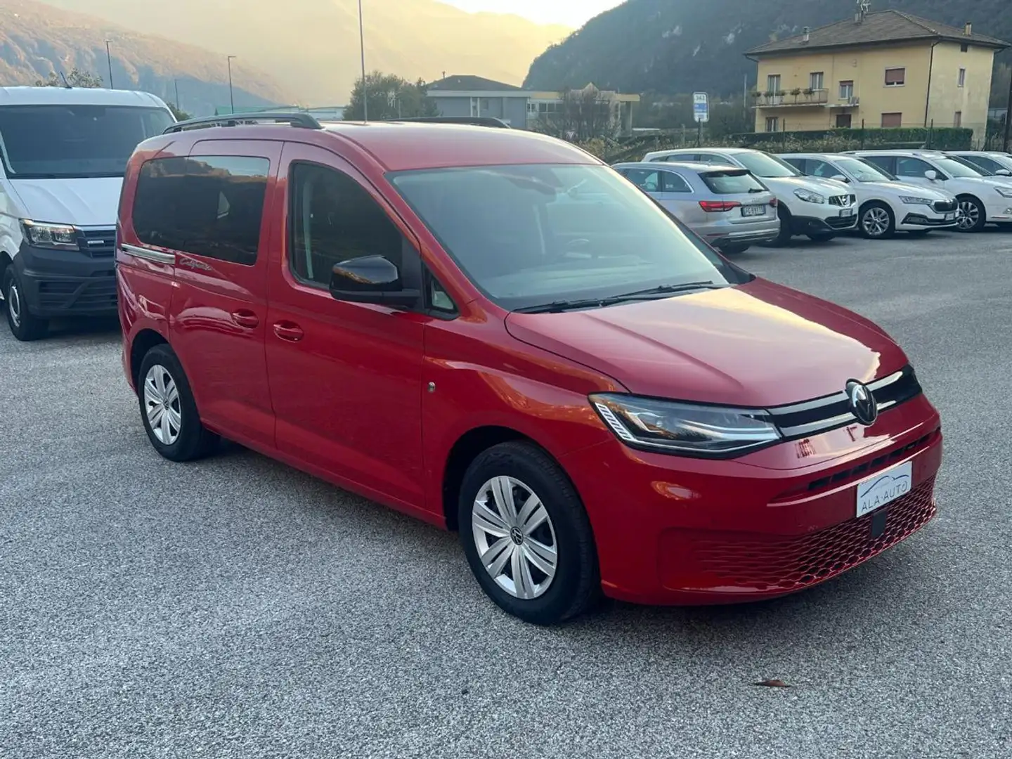 Volkswagen Caddy 2.0 TDI 122 CV DSG California Rojo - 2