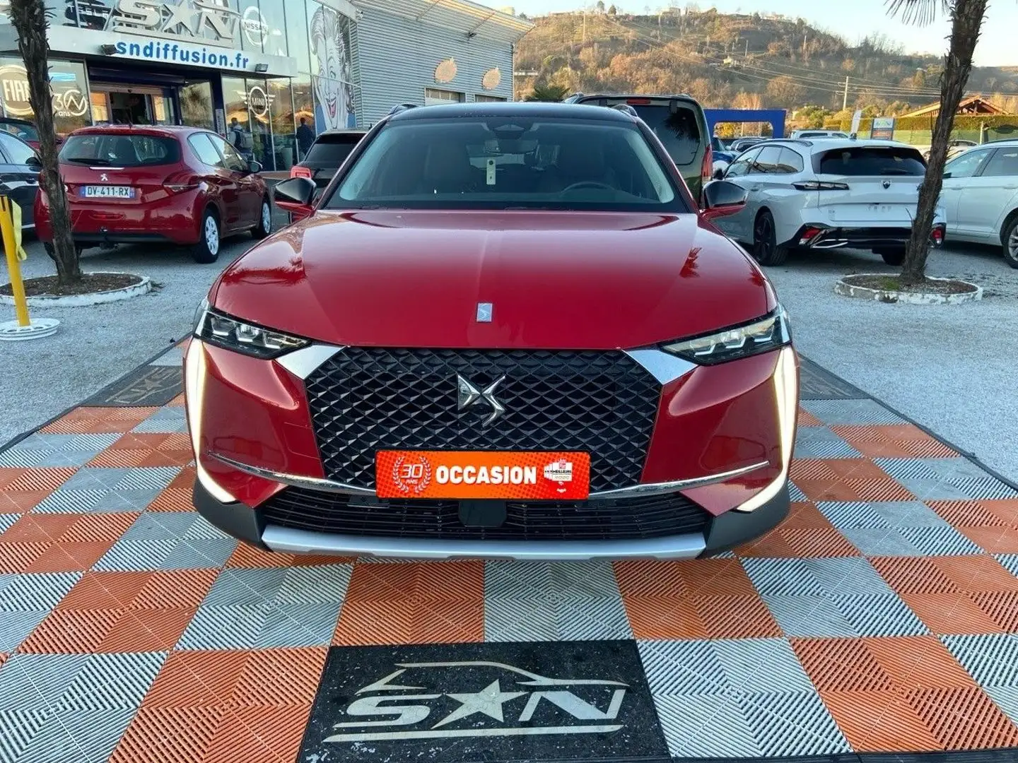DS Automobiles DS 4 BlueHDi 130 EAT8 RIVOLI CUIR GPS Toit Hayon Caméra Grip Rouge - 2