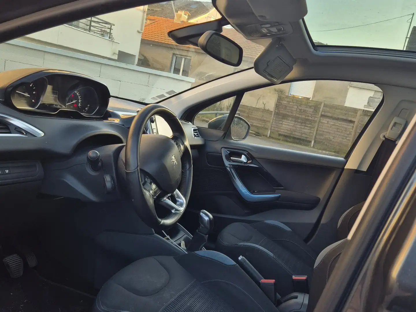 Peugeot 208 1.6 e-HDi 92ch BVM5 Féline - 1