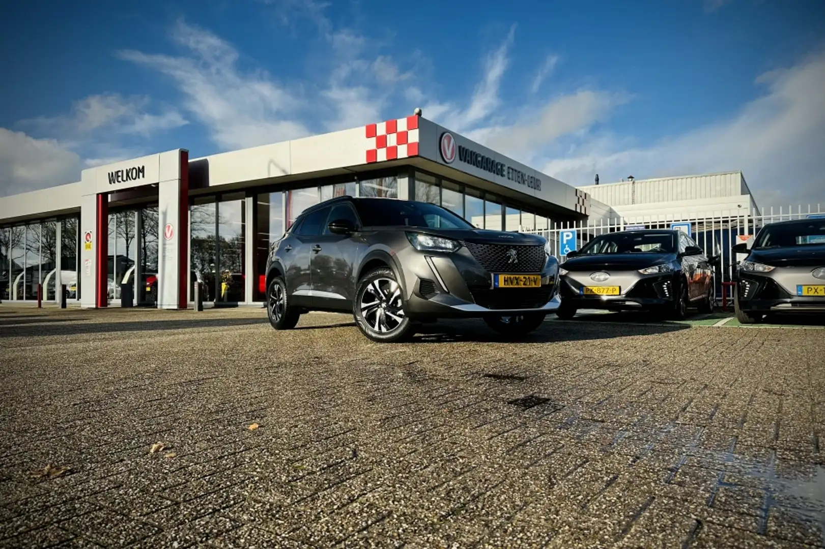 Peugeot 2008 1.2 130PK Allure Pack | ADAPTIEVE CRUISE | TREKHAA Grijs - 2