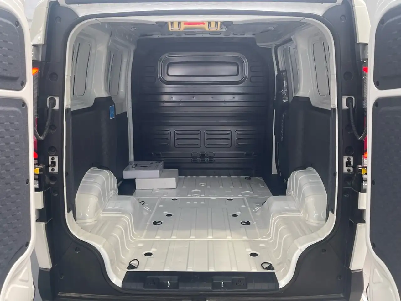 Kia PV5 Cargo 2026 — фото 8