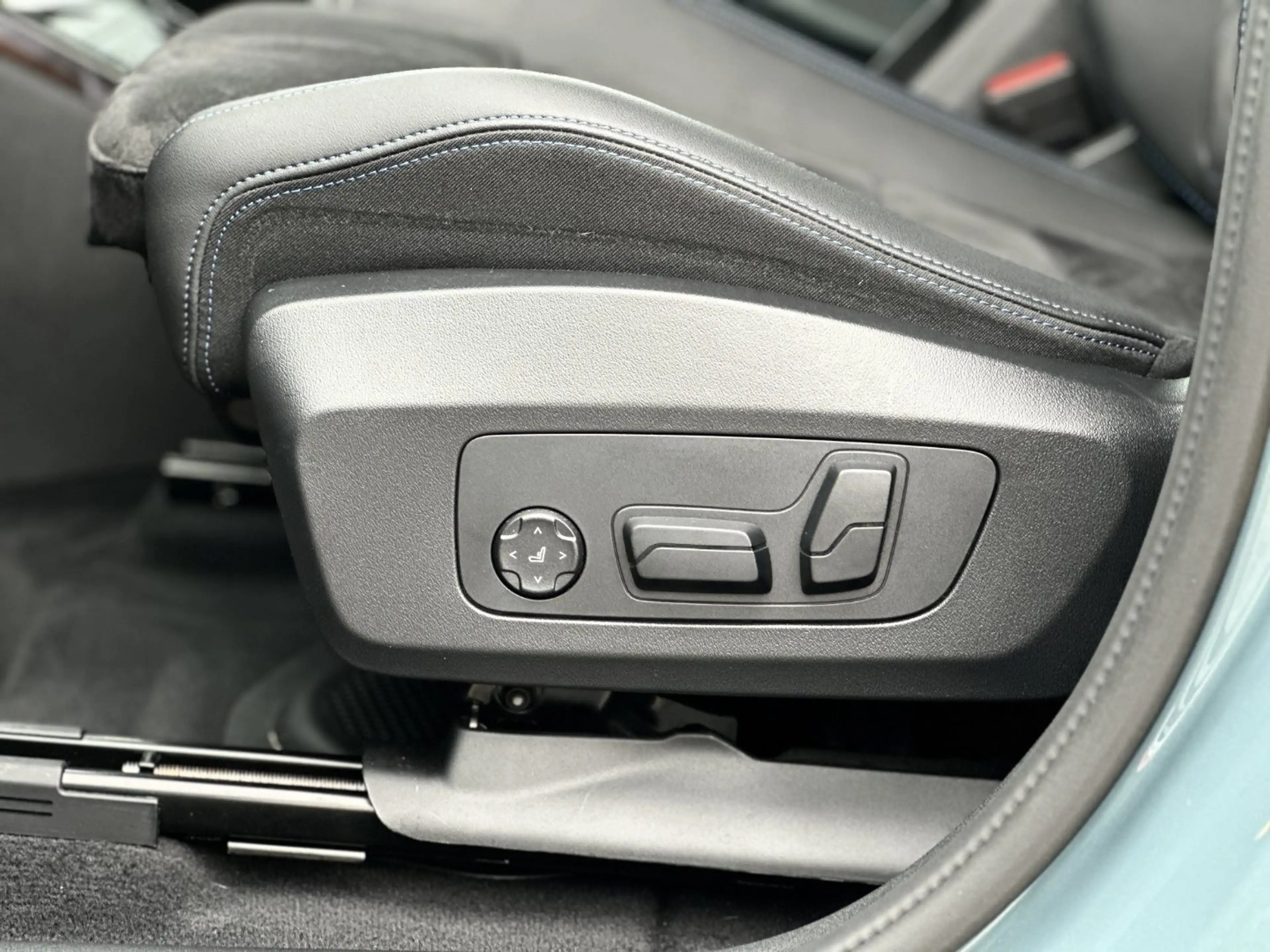 BMW iX1 xDrive30 M Sportpaket Head-Up HK HiFi DAB — photo 12
