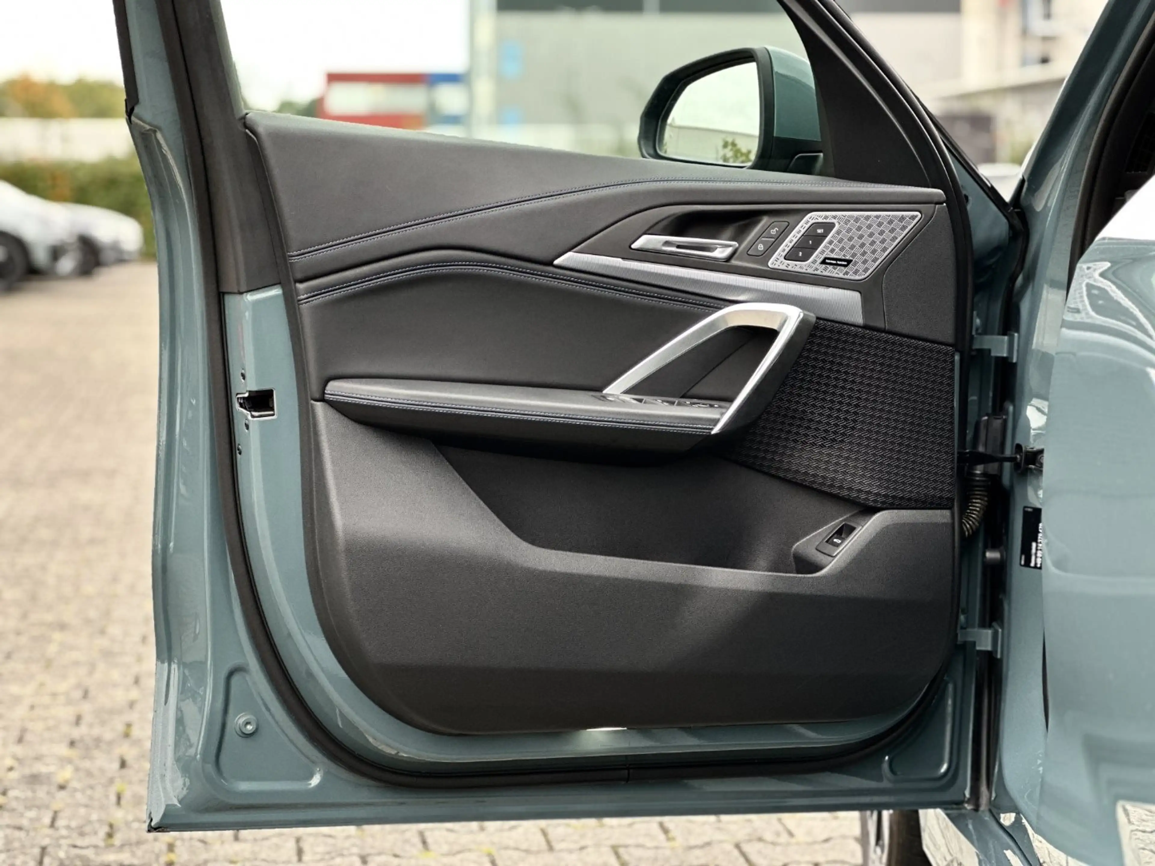 BMW iX1 xDrive30 M Sportpaket Head-Up HK HiFi DAB — photo 9