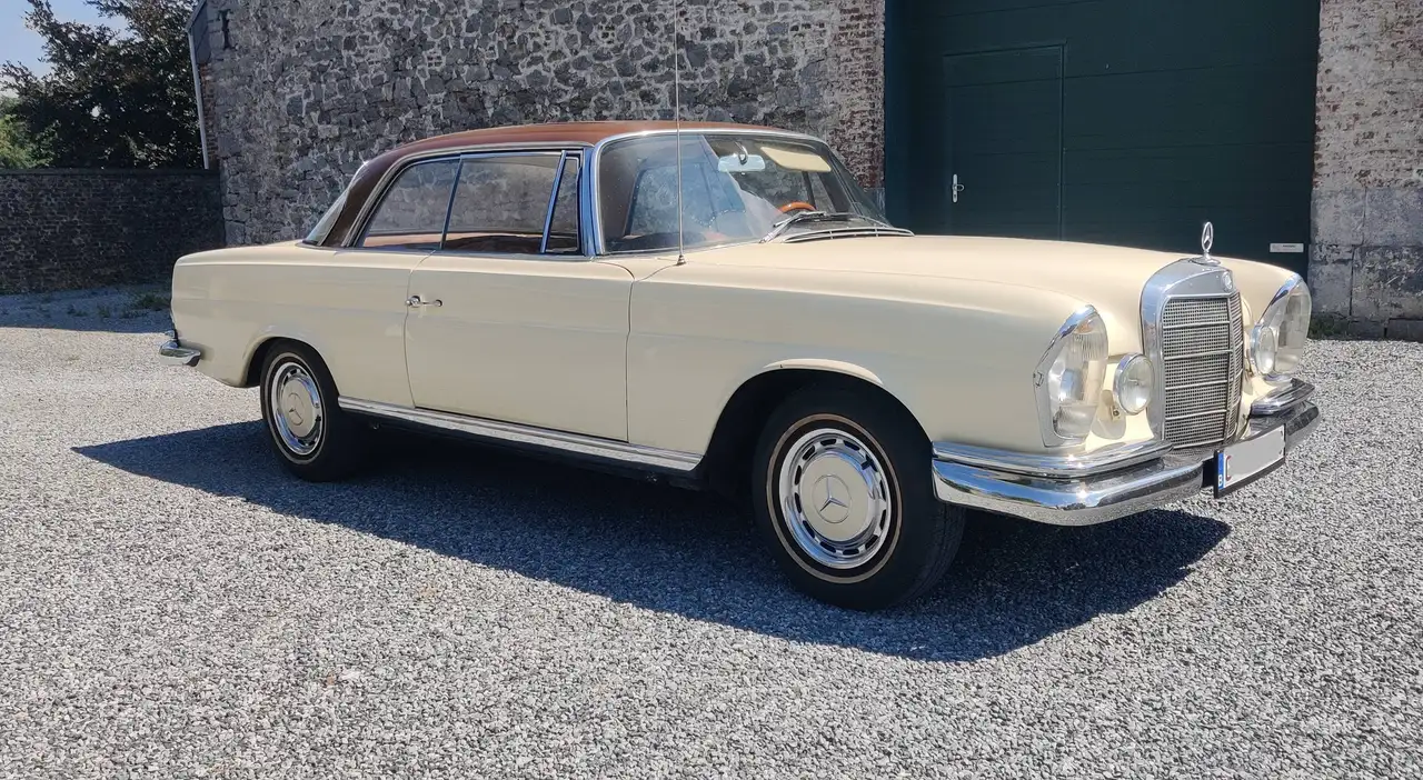 Mercedes-Benz 220 SE, foto 1