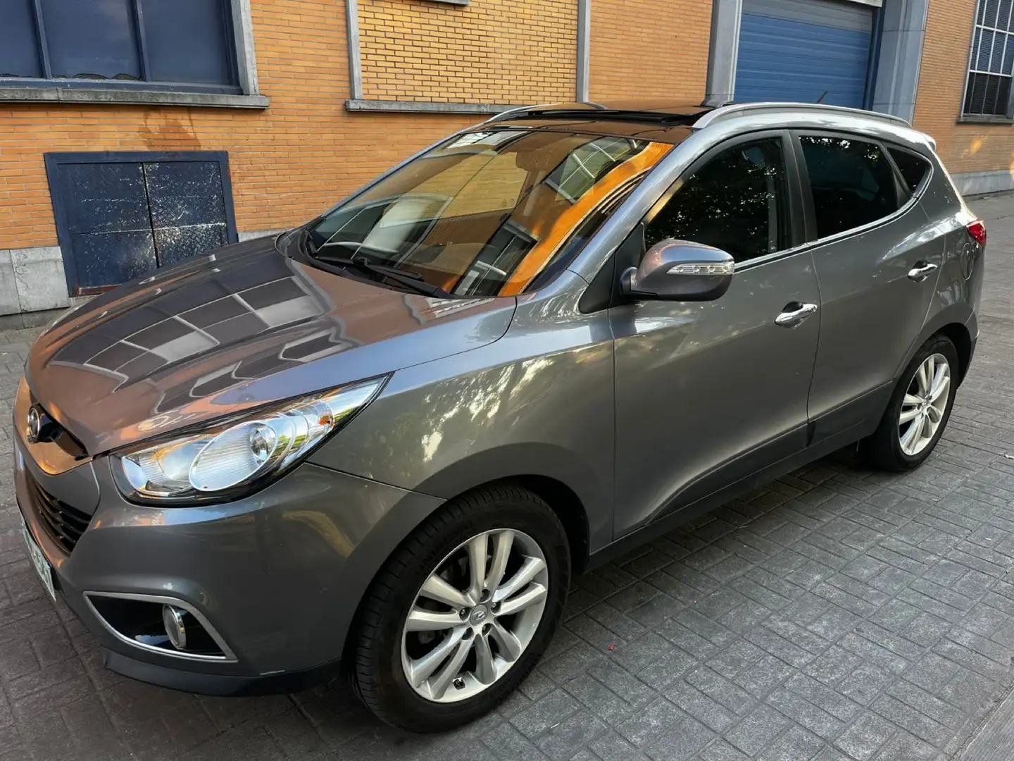 Hyundai iX35 1.7 CRDi+ GPS/CUIR/CLIM/PANO/JANTES* EURO 5 * Grijs - 1