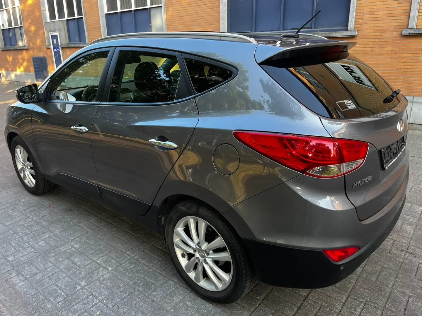 Hyundai iX35 1.7 CRDi+ GPS/CUIR/CLIM/PANO/JANTES* EURO 5 * Grijs - 2