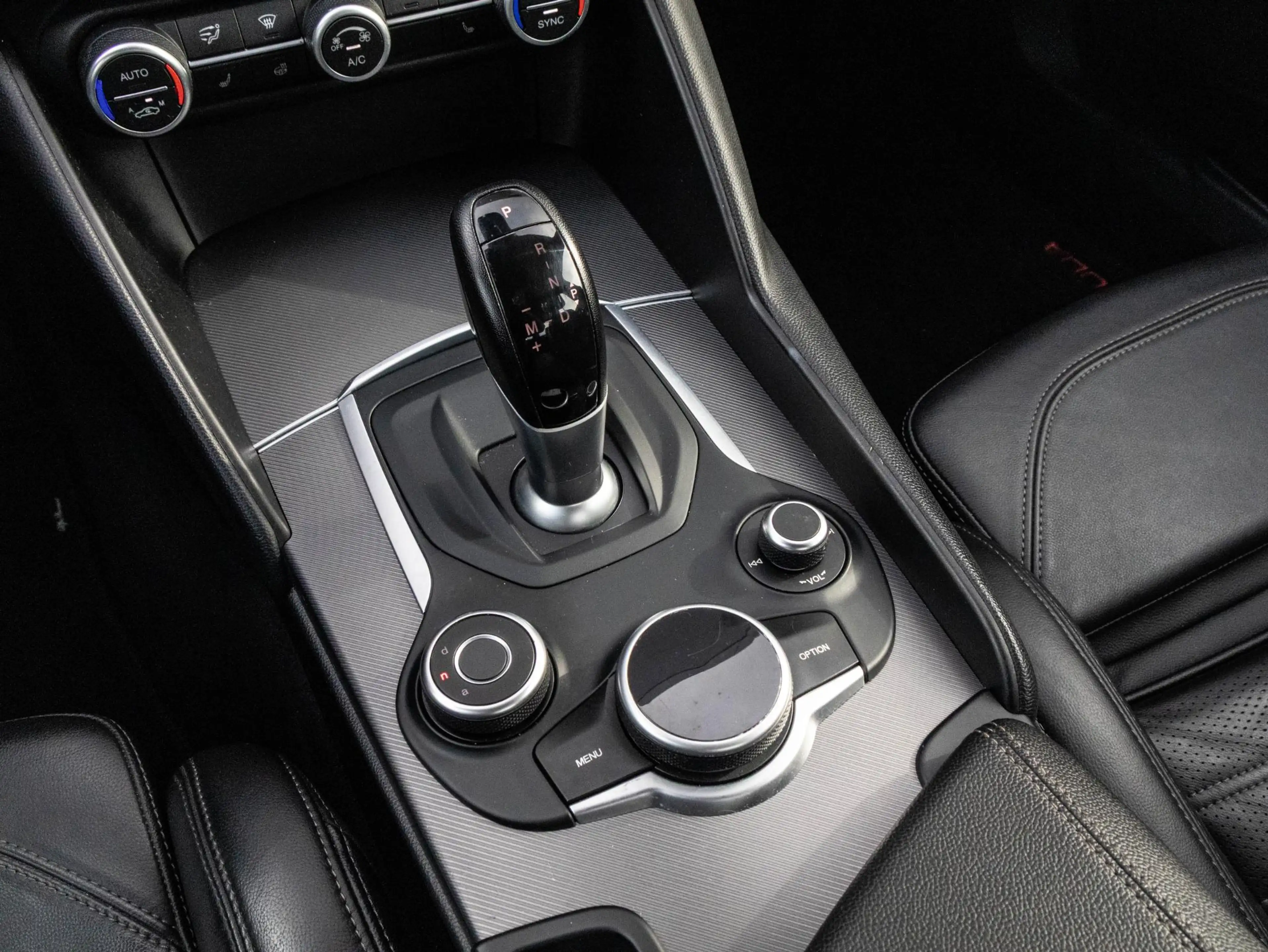 Alfa Romeo Giulia 2.0 T AWD Veloce 280 pk | Originele All Wheel Driv — photo 26