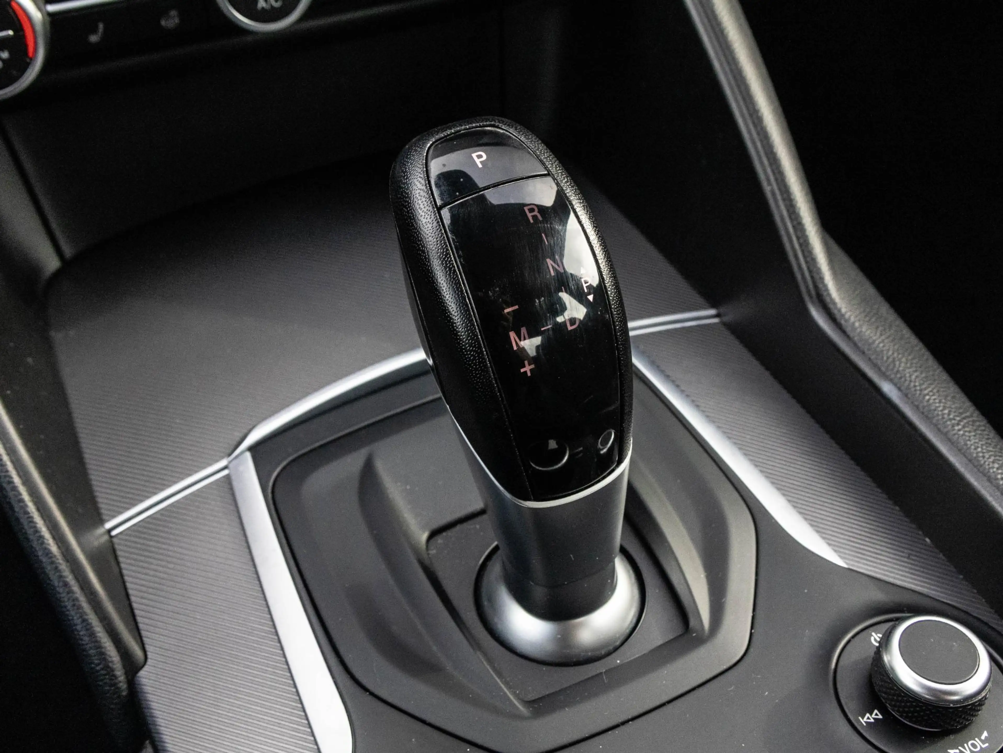 Alfa Romeo Giulia 2.0 T AWD Veloce 280 pk | Originele All Wheel Driv — photo 27
