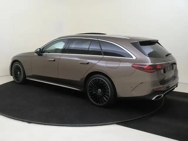 Mercedes-Benz E-Class view 3