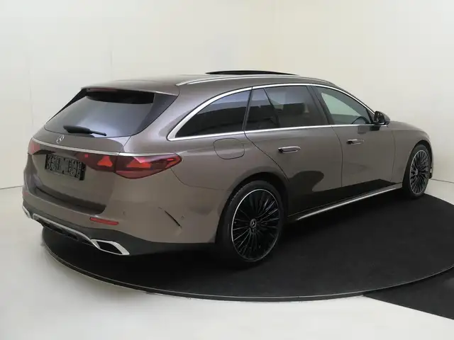 Mercedes-Benz E-Class view 4