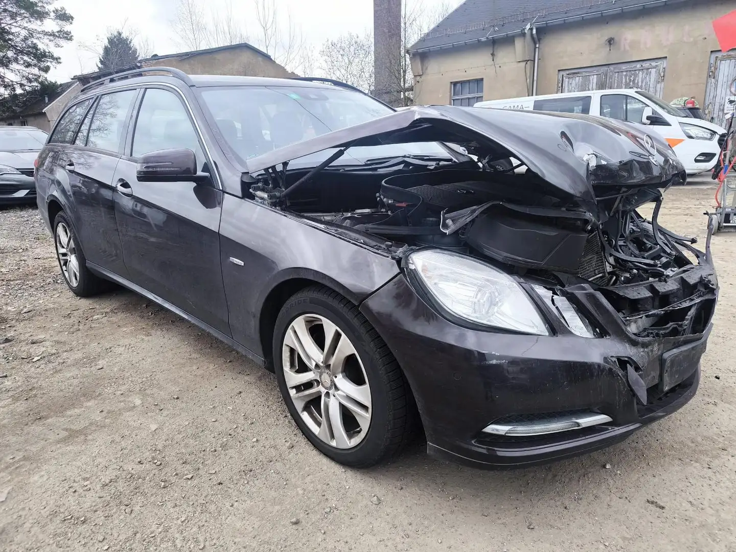 Mercedes-Benz E 250 E 250 CDI 4Matic Airbags Ok startet und fährt Braun - 1