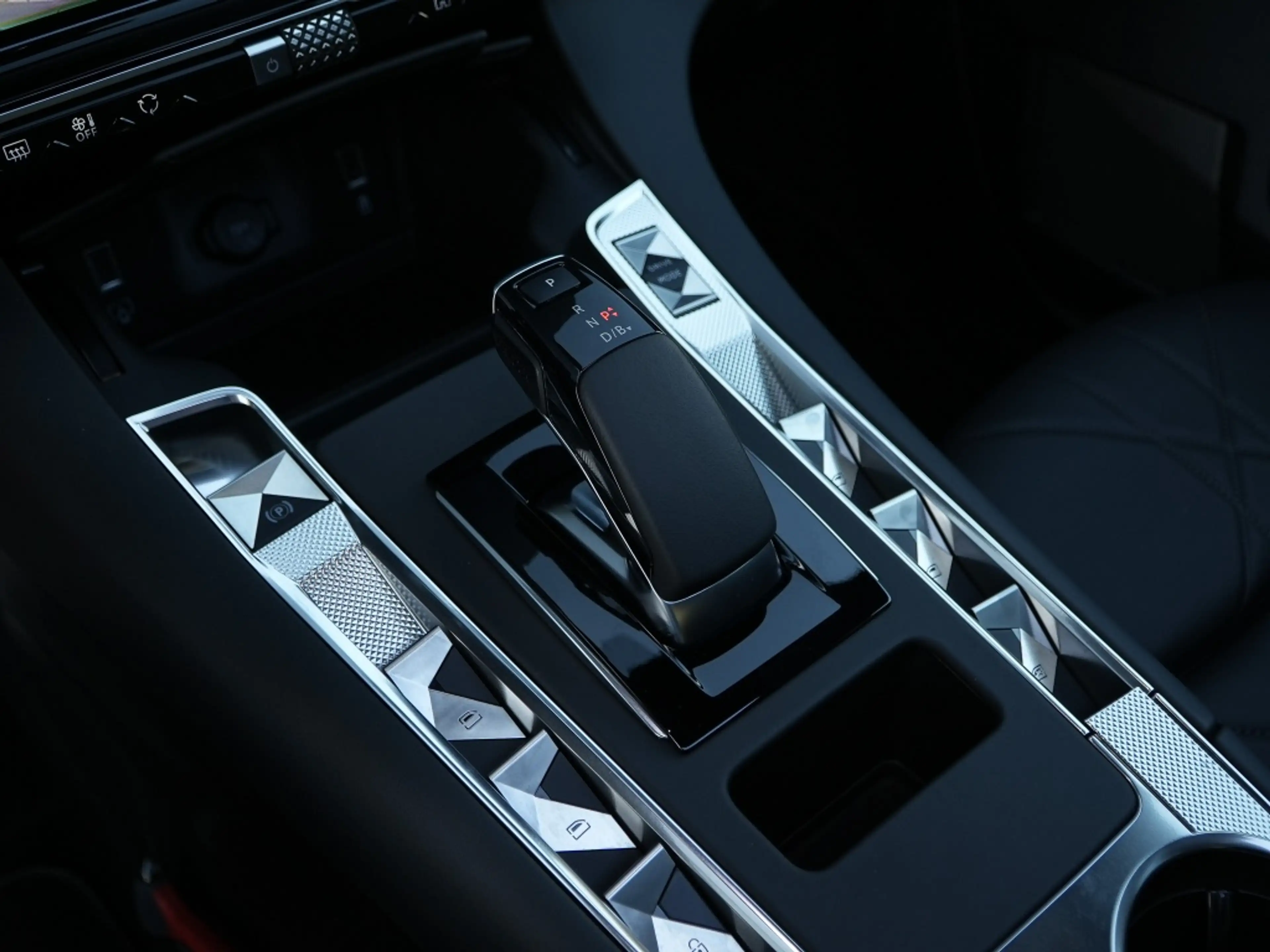 DS Automobiles DS 7 E-Tense 300 PK 4x4 Pallas | Leder | Pano | FOCAL | — photo 14