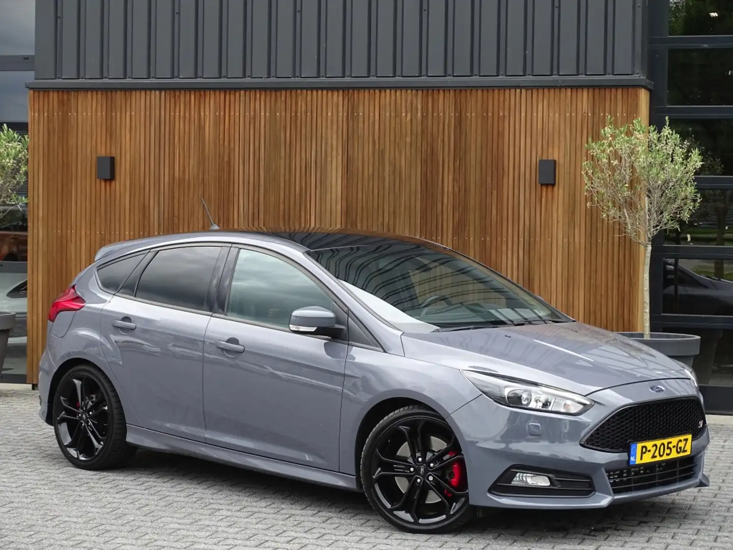 Ford Focus ST MK3 2.0T 289PK / Recaro / Milltek / Airtac / LE Grijs - 2