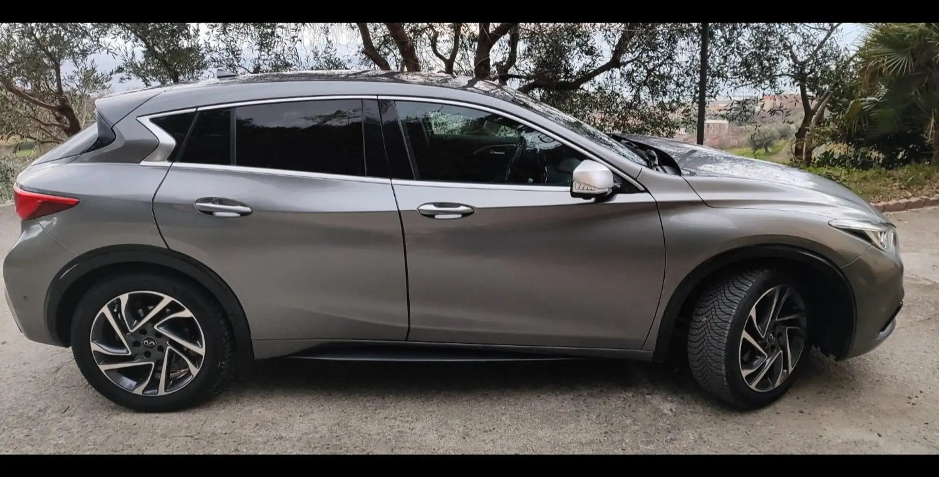 Infiniti Q30 1.5 diesel DCT Business Executive Grigio - 2