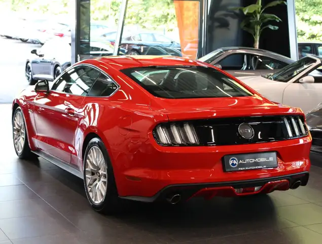 Ford Mustang view 4
