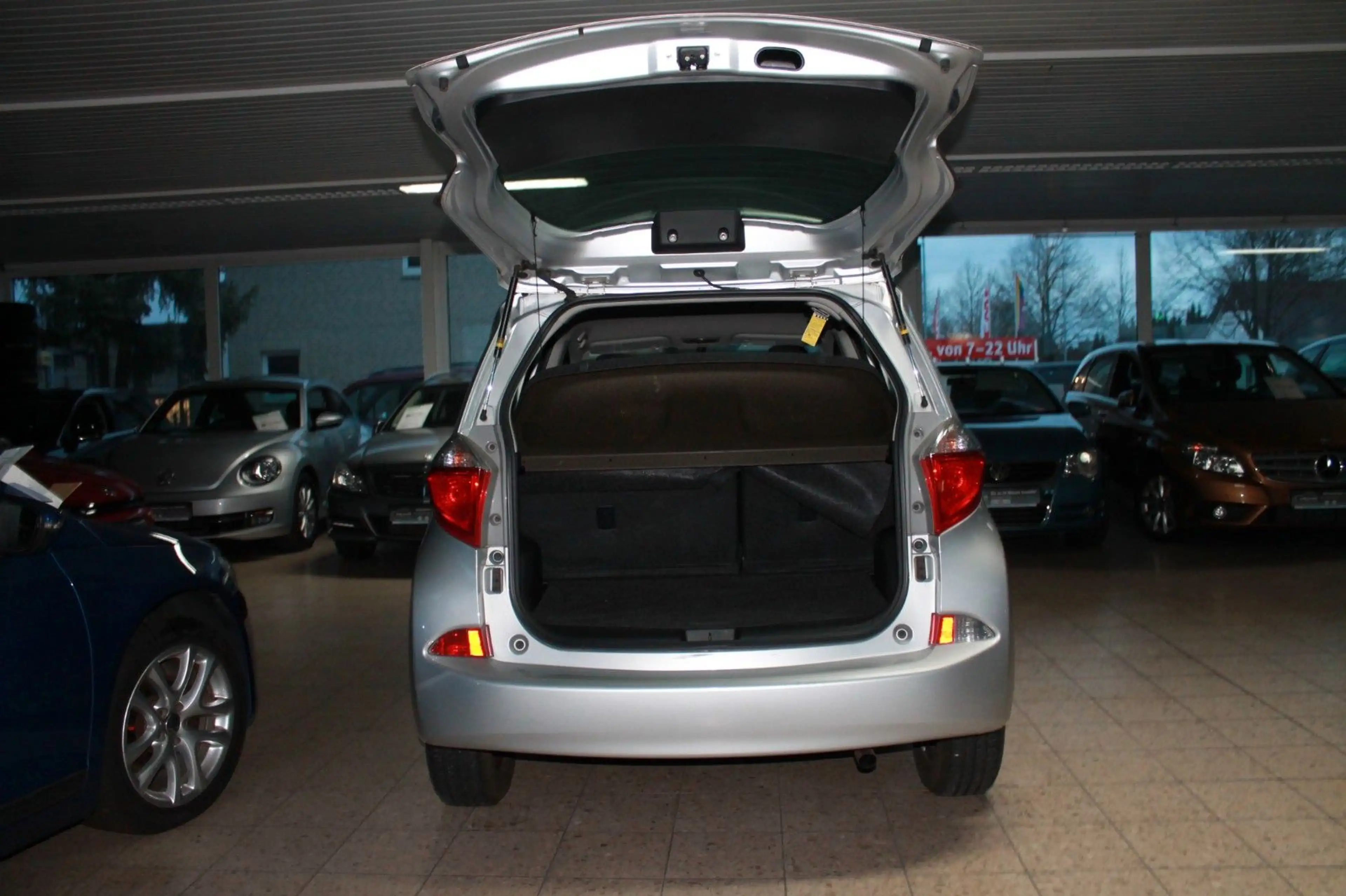 Toyota Verso-S Life — photo 9