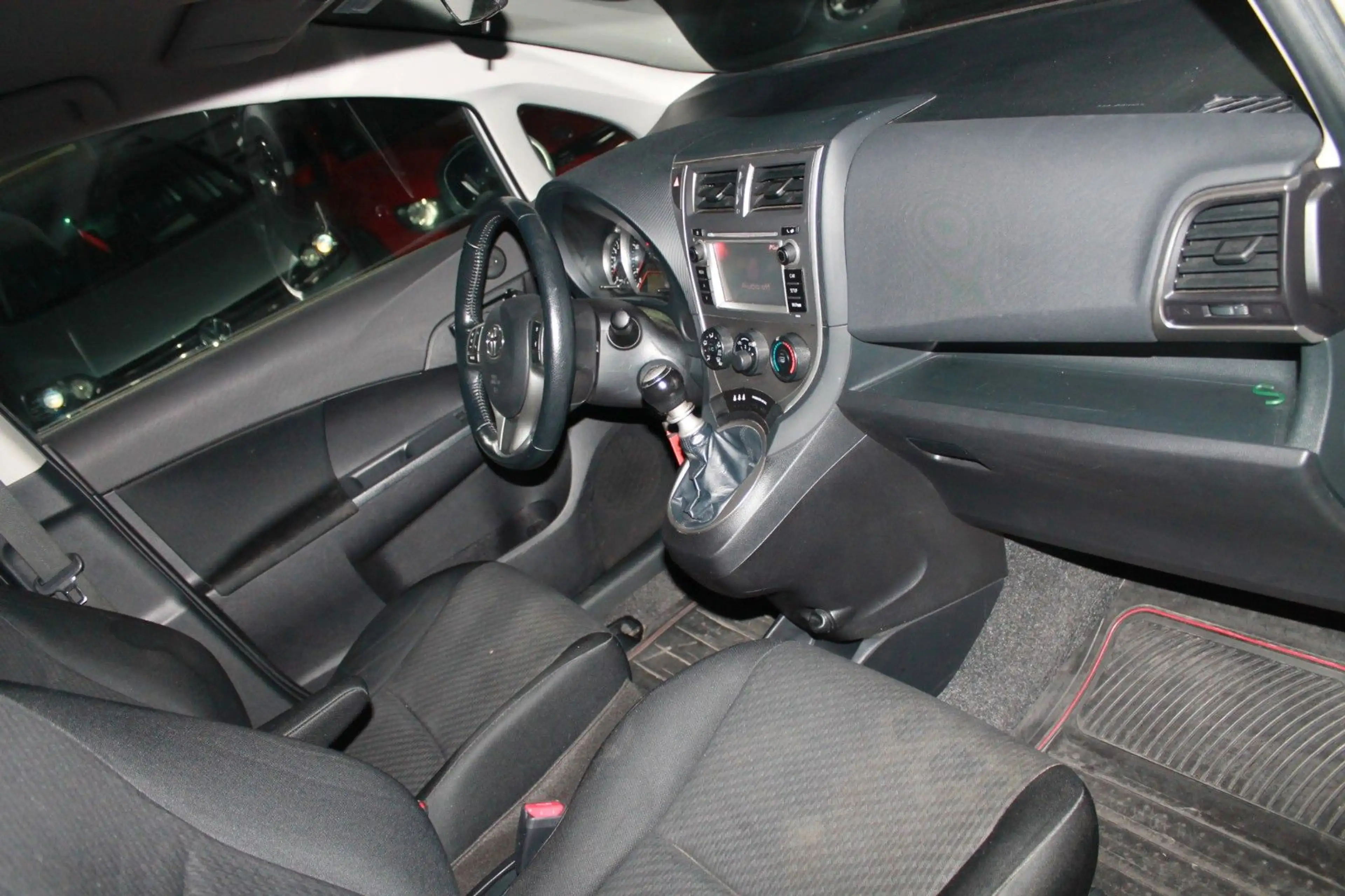 Toyota Verso-S Life — photo 6
