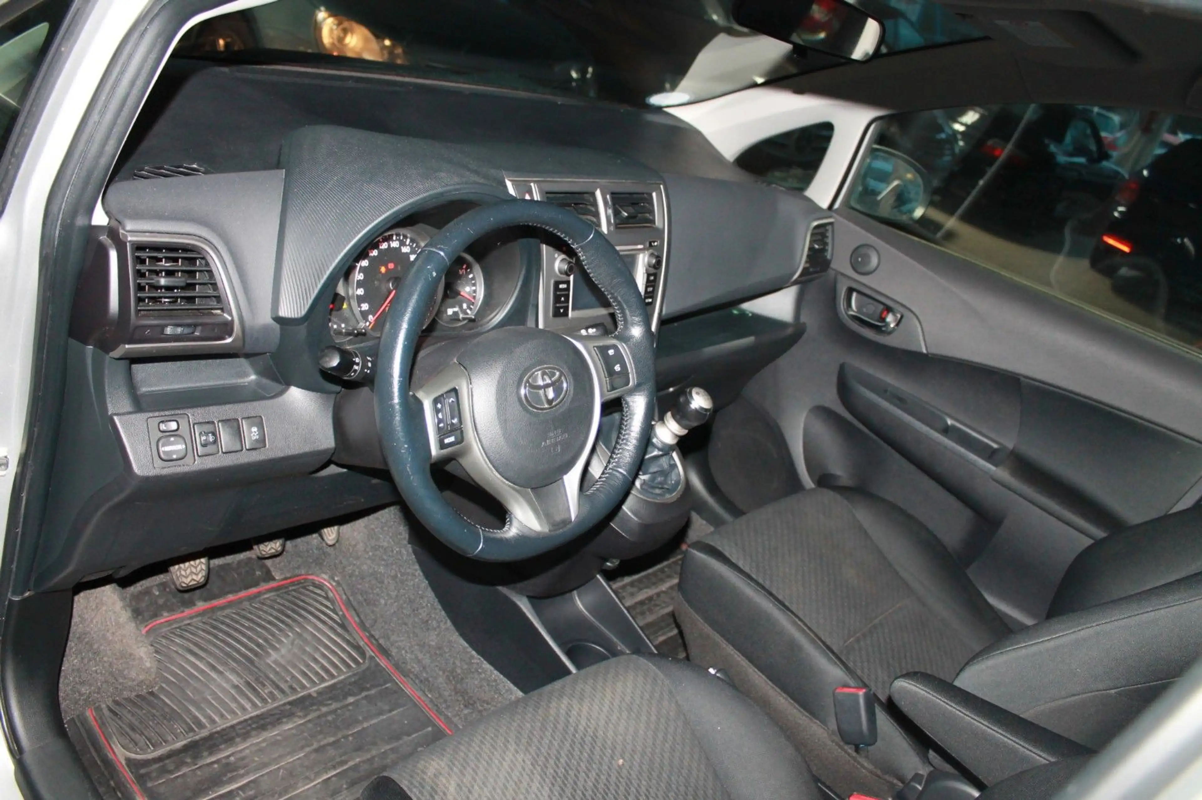 Toyota Verso-S Life — photo 12