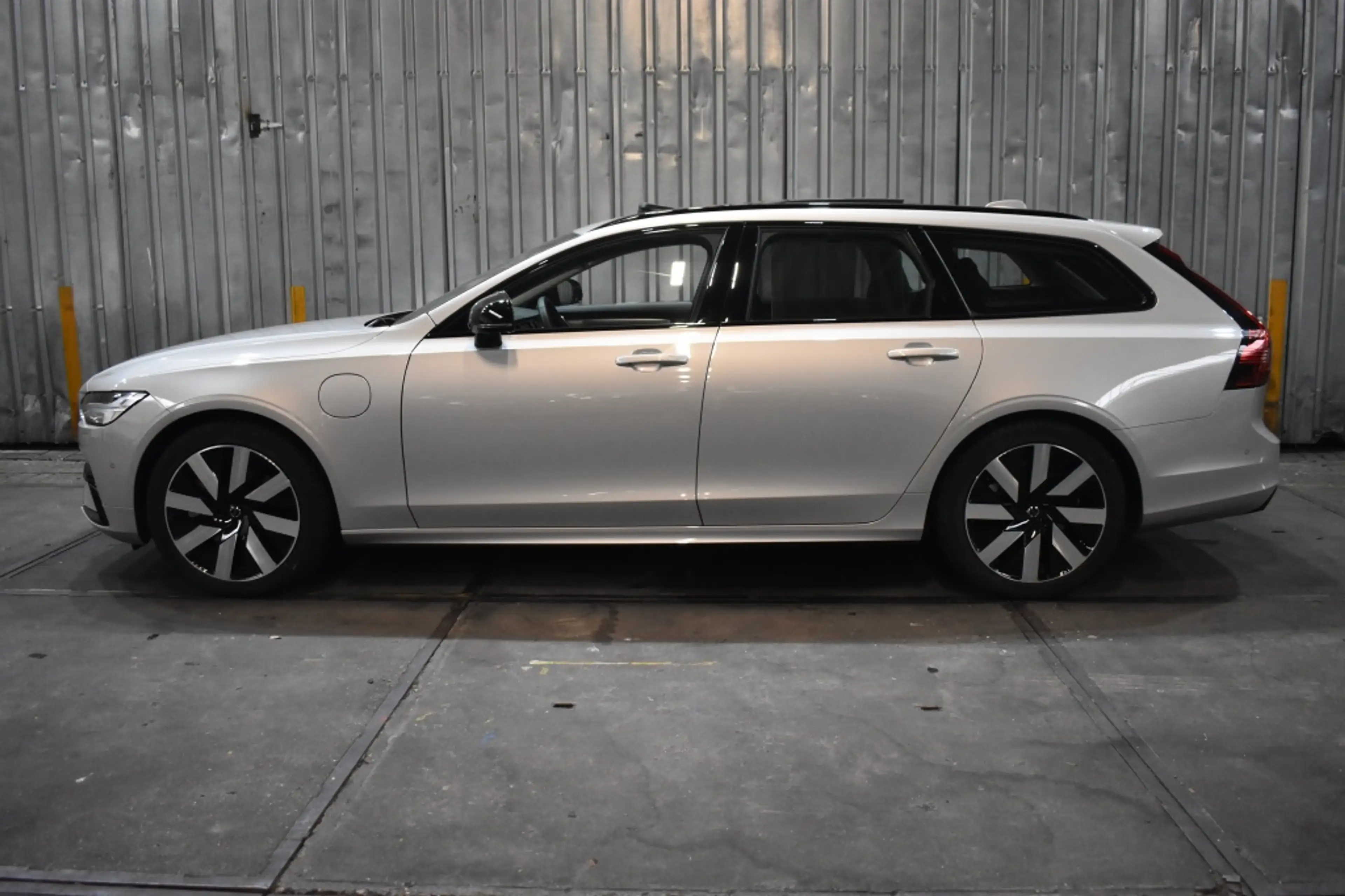 Volvo V90 T8 455PK AWD Ultra Dark | Trekhaak | 360cam — photo 5